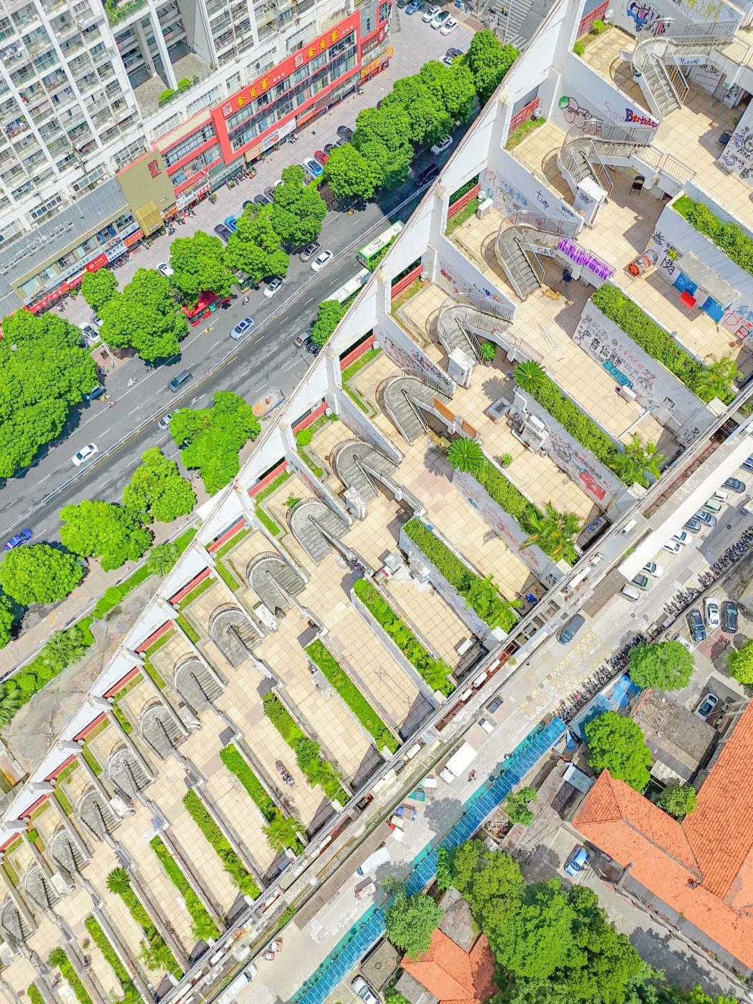 Tòa nhà 25 tầng khiến 1,4 tỷ dân Trung Quốc "lú luôn" - Ảnh 2.