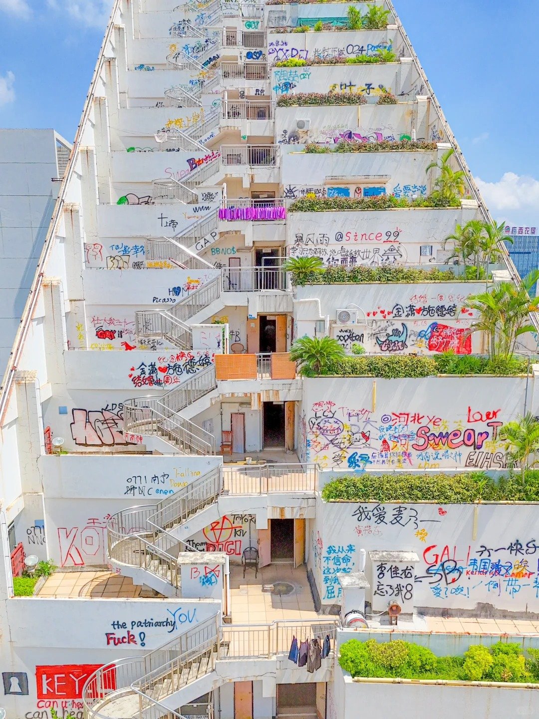 Tòa nhà 25 tầng khiến 1,4 tỷ dân Trung Quốc "lú luôn" - Ảnh 3.