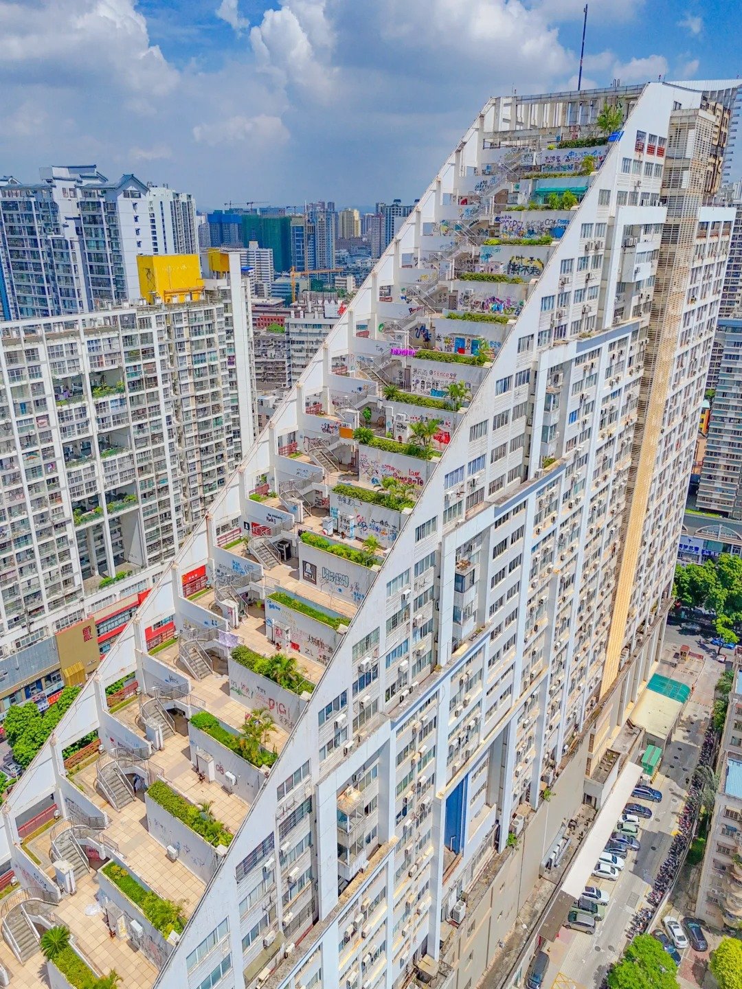 Tòa nhà 25 tầng khiến 1,4 tỷ dân Trung Quốc "lú luôn" - Ảnh 1.