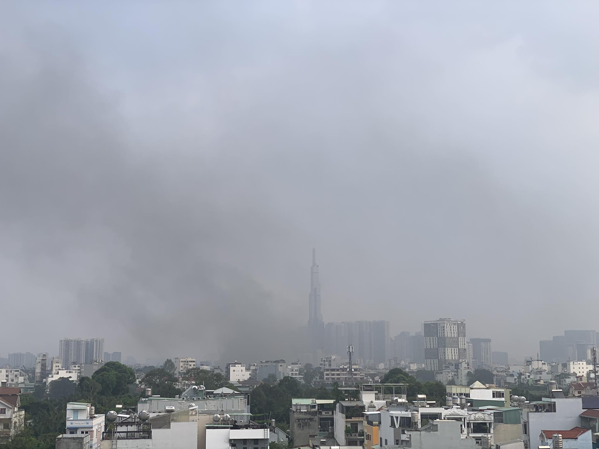 Du thuyền trên sông Sài Gòn bốc cháy, khói bốc cao hàng chục mét- Ảnh 1.