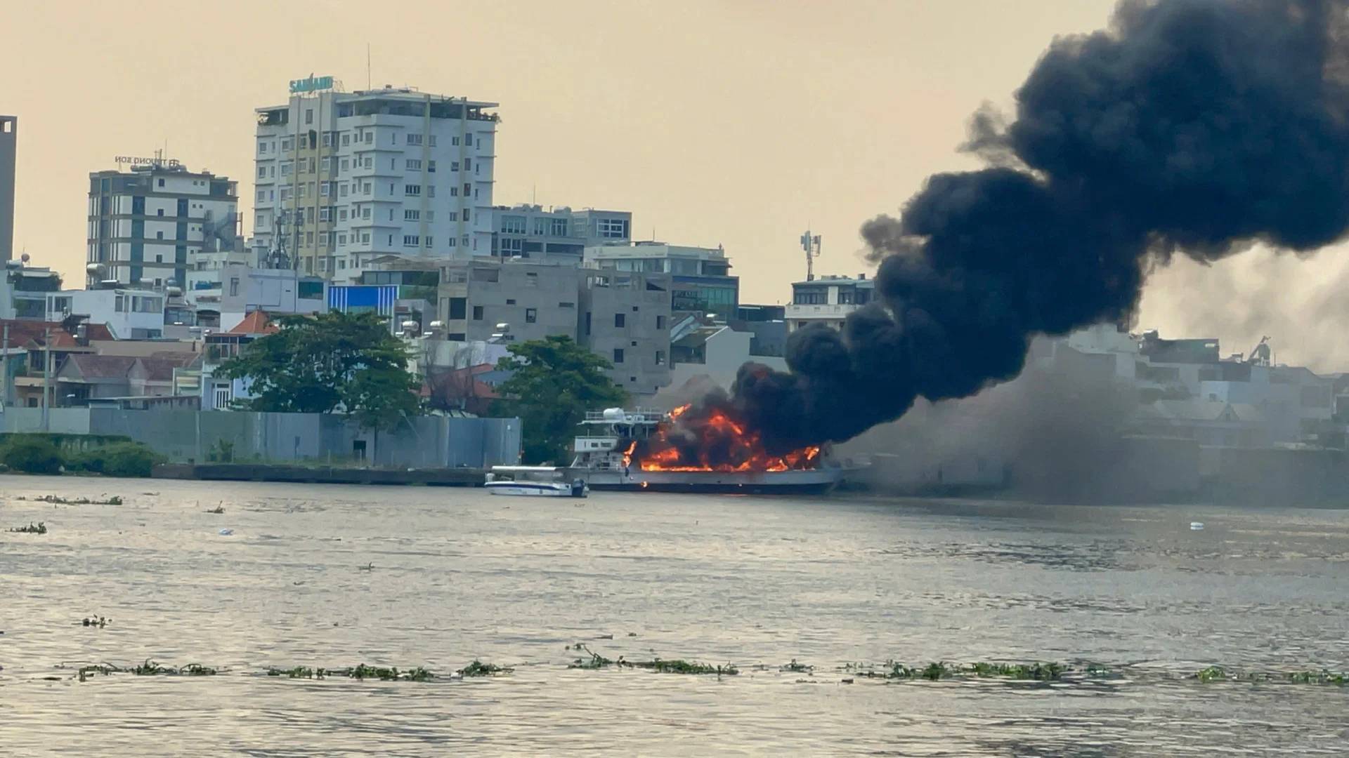 Du thuyền trên sông Sài Gòn bốc cháy, khói bốc cao hàng chục mét- Ảnh 2.