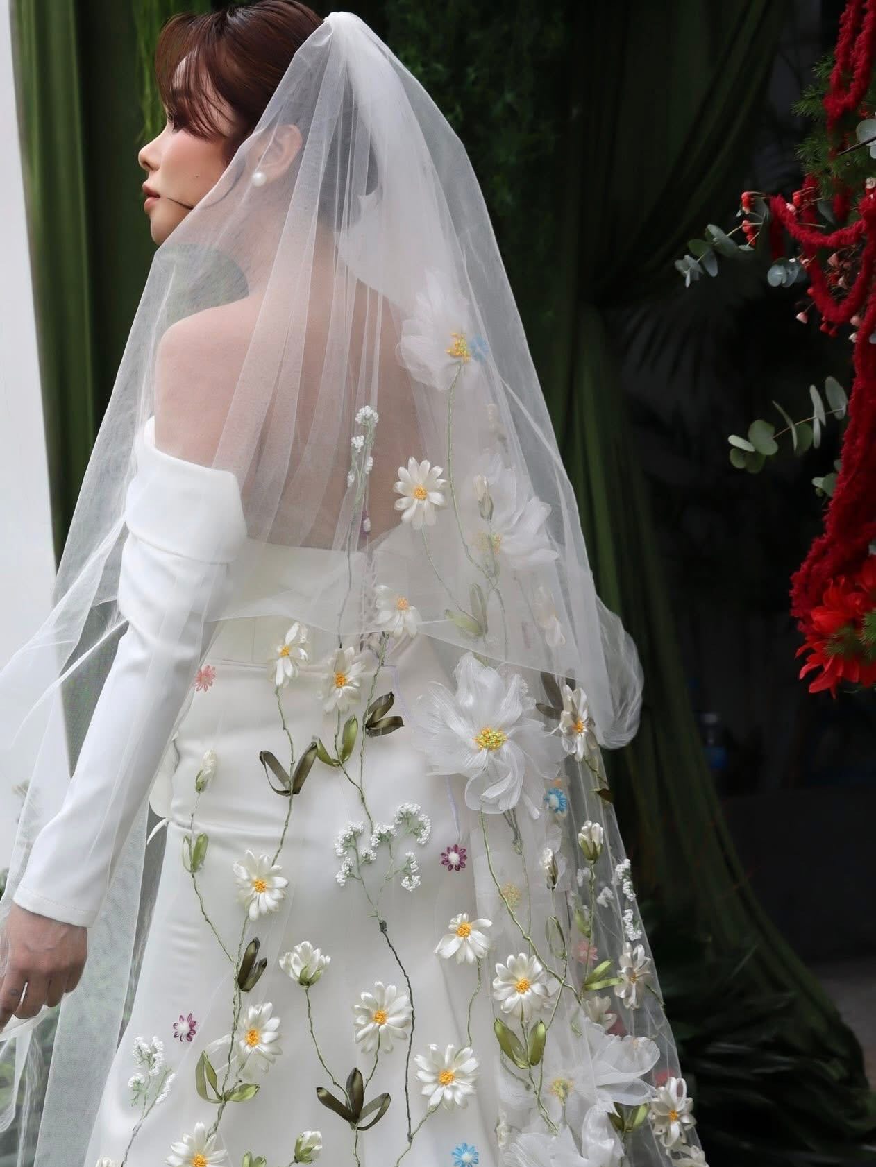 Mỹ nhân Việt vừa bí mật lên xe hoa tung luôn ảnh cưới, danh tính chú rể được hé lộ- Ảnh 1.