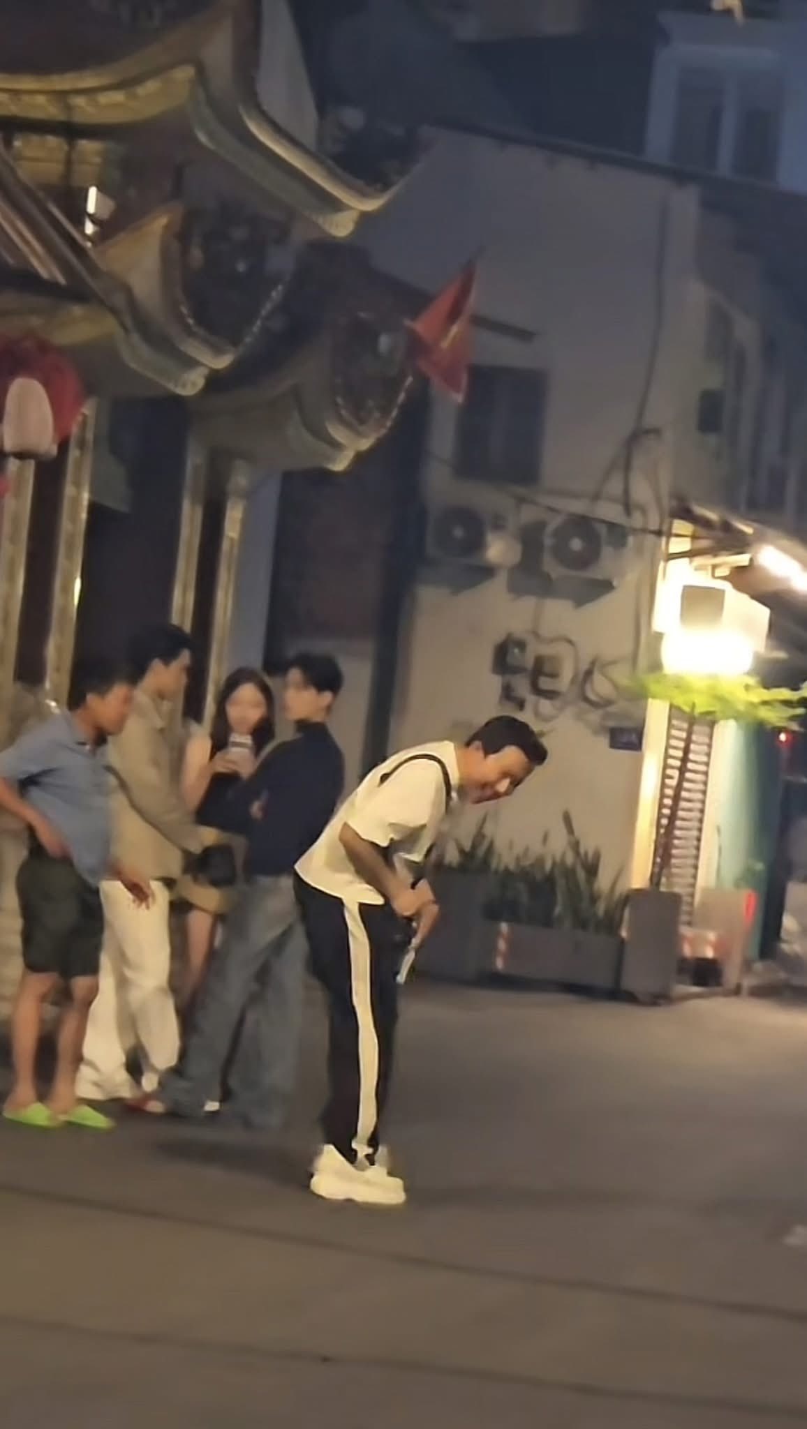 Team qua đường bắt gặp Trấn Thành giữa đêm, hành động đặc biệt gây bàn tán khắp cõi mạng- Ảnh 3. Team qua đường bắt gặp Trấn Thành giữa đêm, hành động đặc biệt gây bàn tán khắp cõi mạng- Ảnh 3.