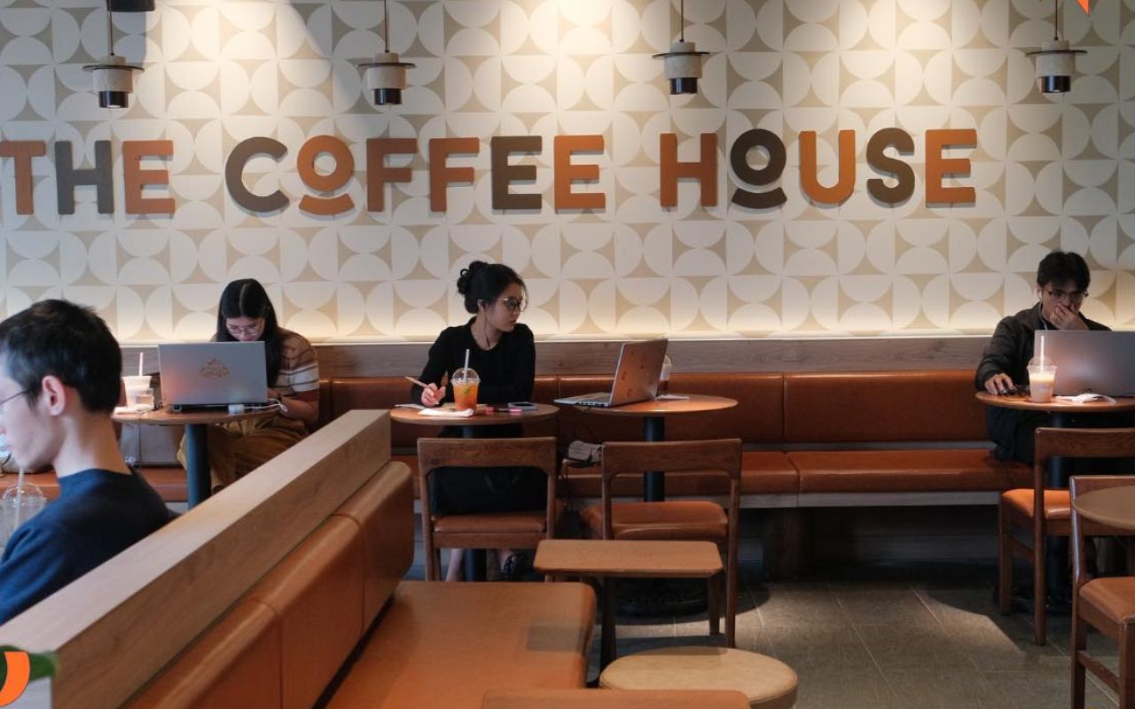 Đi cà phê một mình với nhiều tài sản giá trị thì phải xoay xở sao khi cần đi vệ sinh?- Ảnh 2. Đi cà phê một mình với nhiều tài sản giá trị thì phải xoay xở sao khi cần đi vệ sinh?- Ảnh 2.