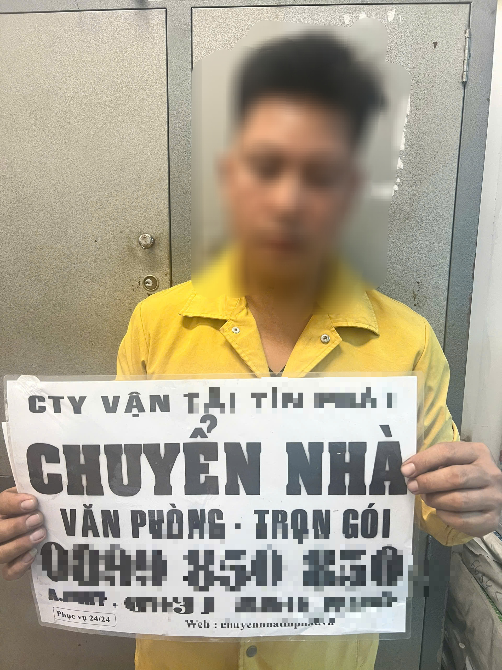 Công an TPHCM cảnh báo nóng những người dán quảng cáo thuê - Ảnh 1.