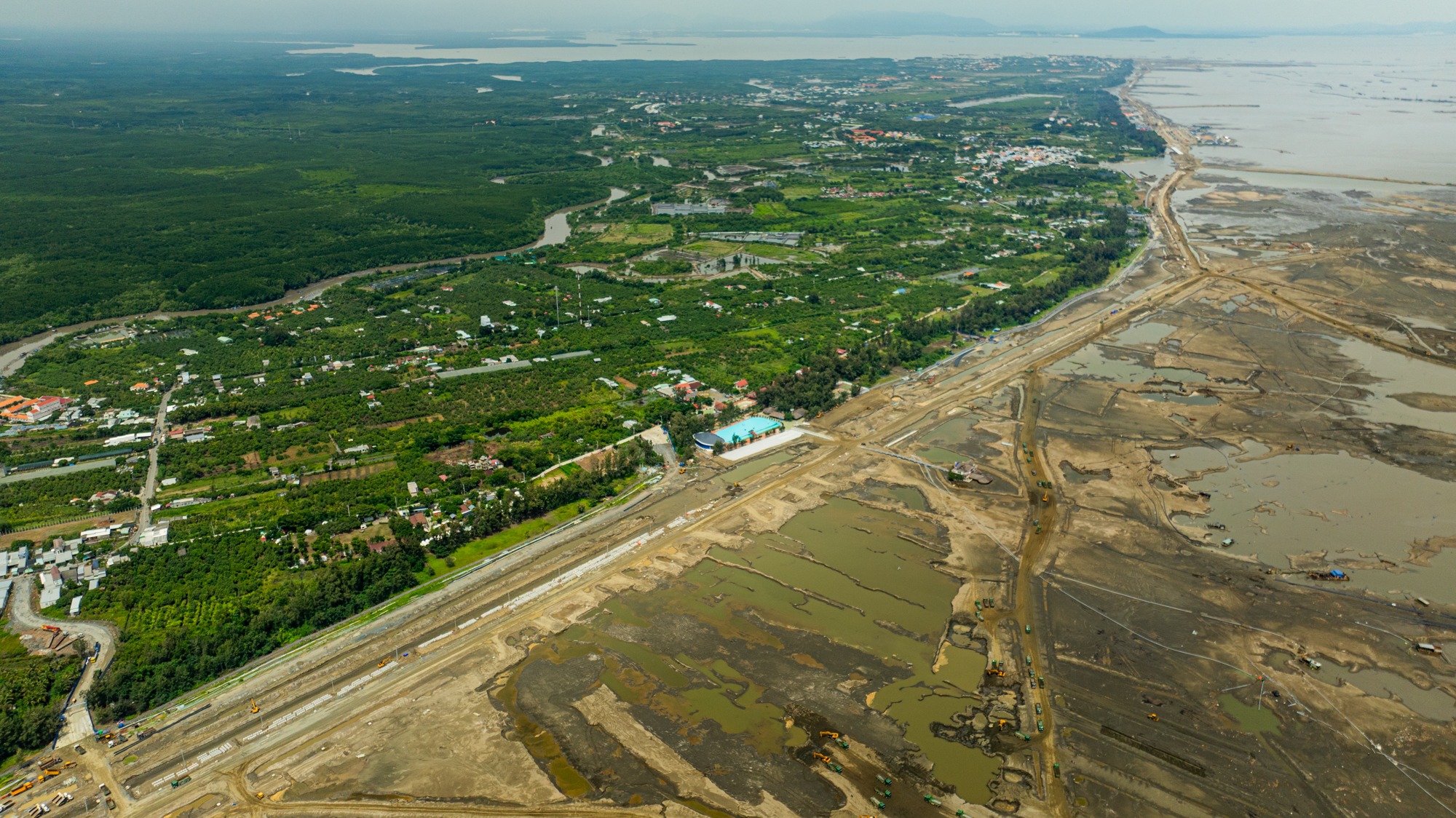 Thị trường nhà ở TP.HCM bùng nổ giao dịch vào cuối năm, động lực chính đến từ KĐT lấn biển Cần Giờ của tỷ phú Phạm Nhật Vượng  - Ảnh 1.