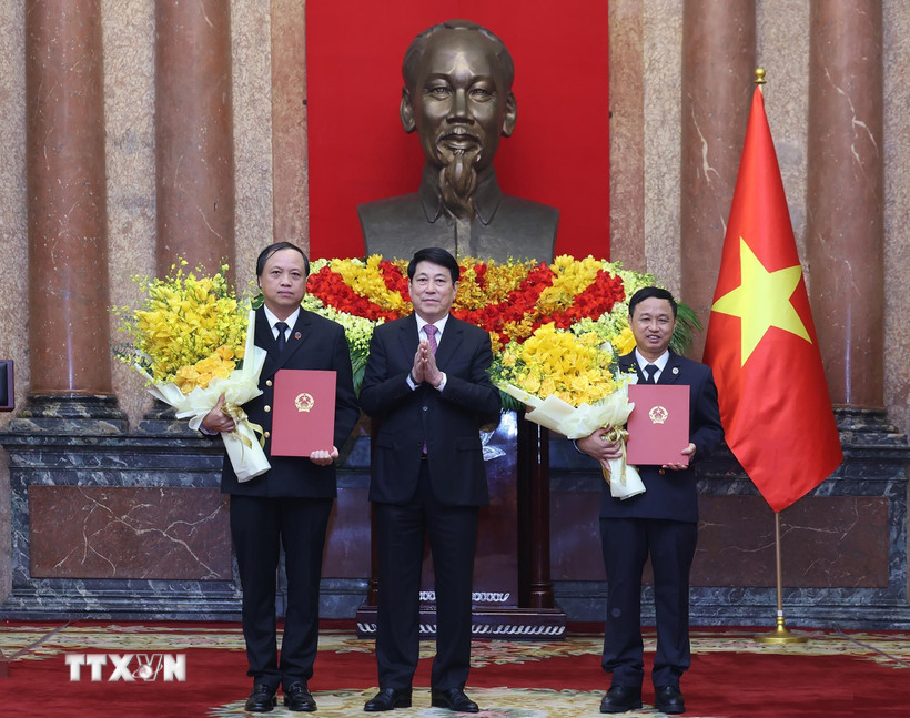 Chủ tịch nước trao quyết định bổ nhiệm 2 Phó Chánh án TAND Tối cao - Ảnh 1.