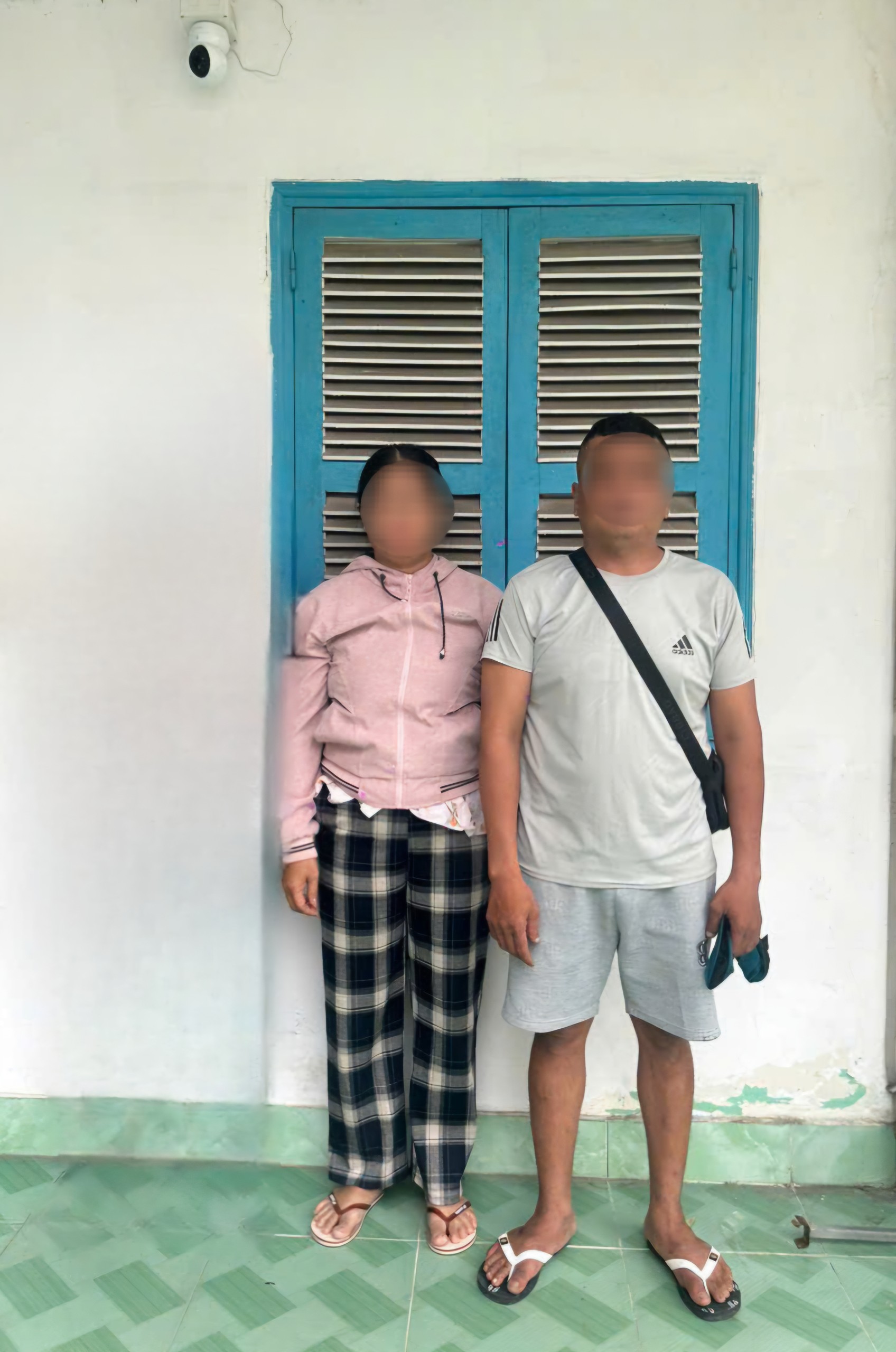 Công an TPHCM cảnh báo nóng những người dán quảng cáo thuê - Ảnh 2.