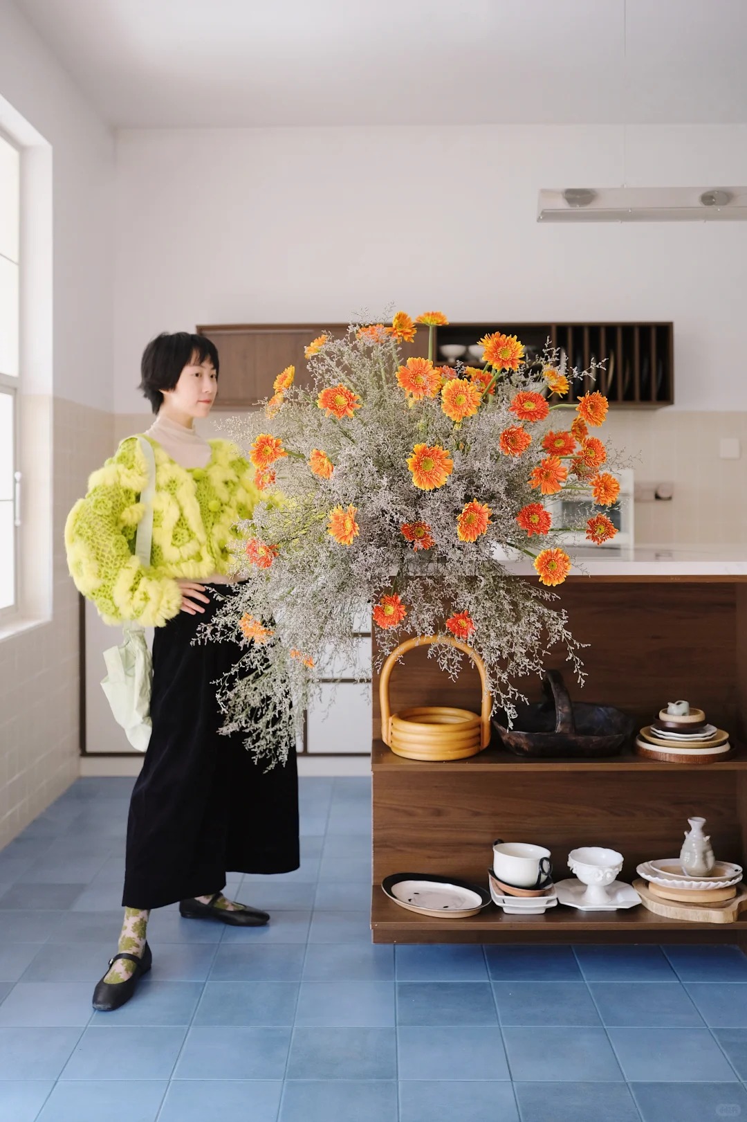 Tết này đừng chỉ cắm thược dược, thử ngay bình đồng tiền "mix" trái cây đỏ rực: Vừa đẹp lạ vừa hút tài lộc, khách đến chơi nhà ai cũng khen khéo- Ảnh 2.