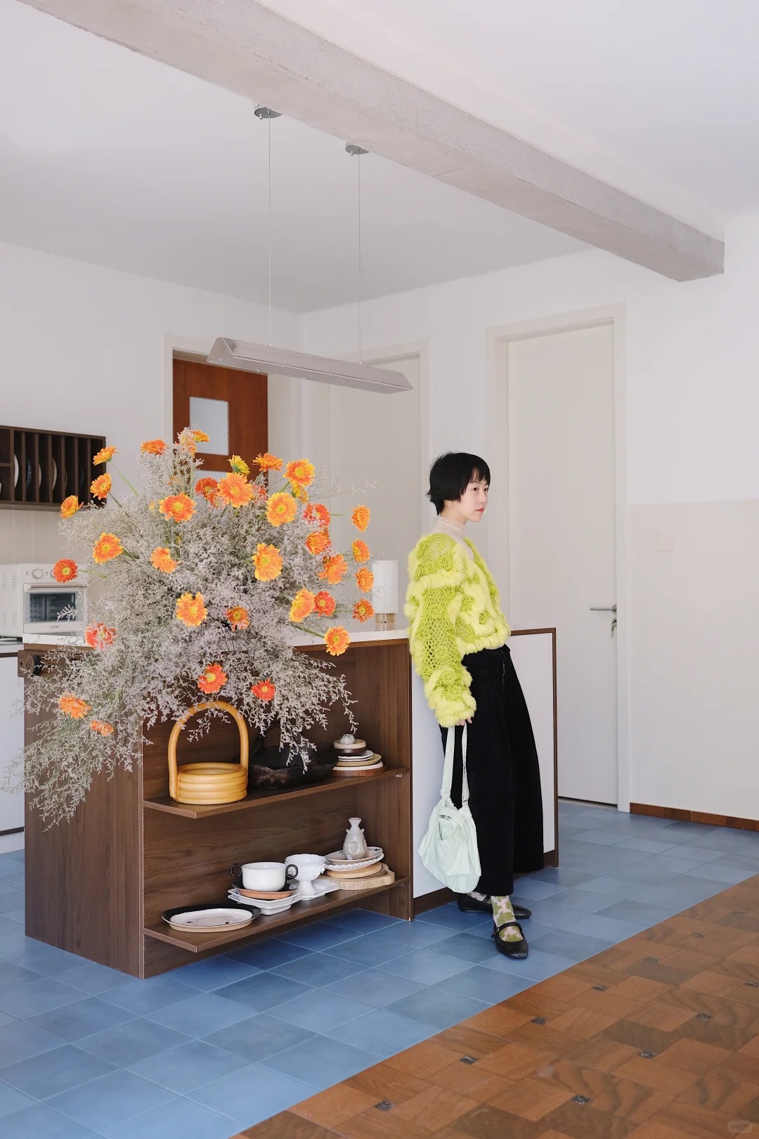 Tết này đừng chỉ cắm thược dược, thử ngay bình đồng tiền "mix" trái cây đỏ rực: Vừa đẹp lạ vừa hút tài lộc, khách đến chơi nhà ai cũng khen khéo- Ảnh 3.