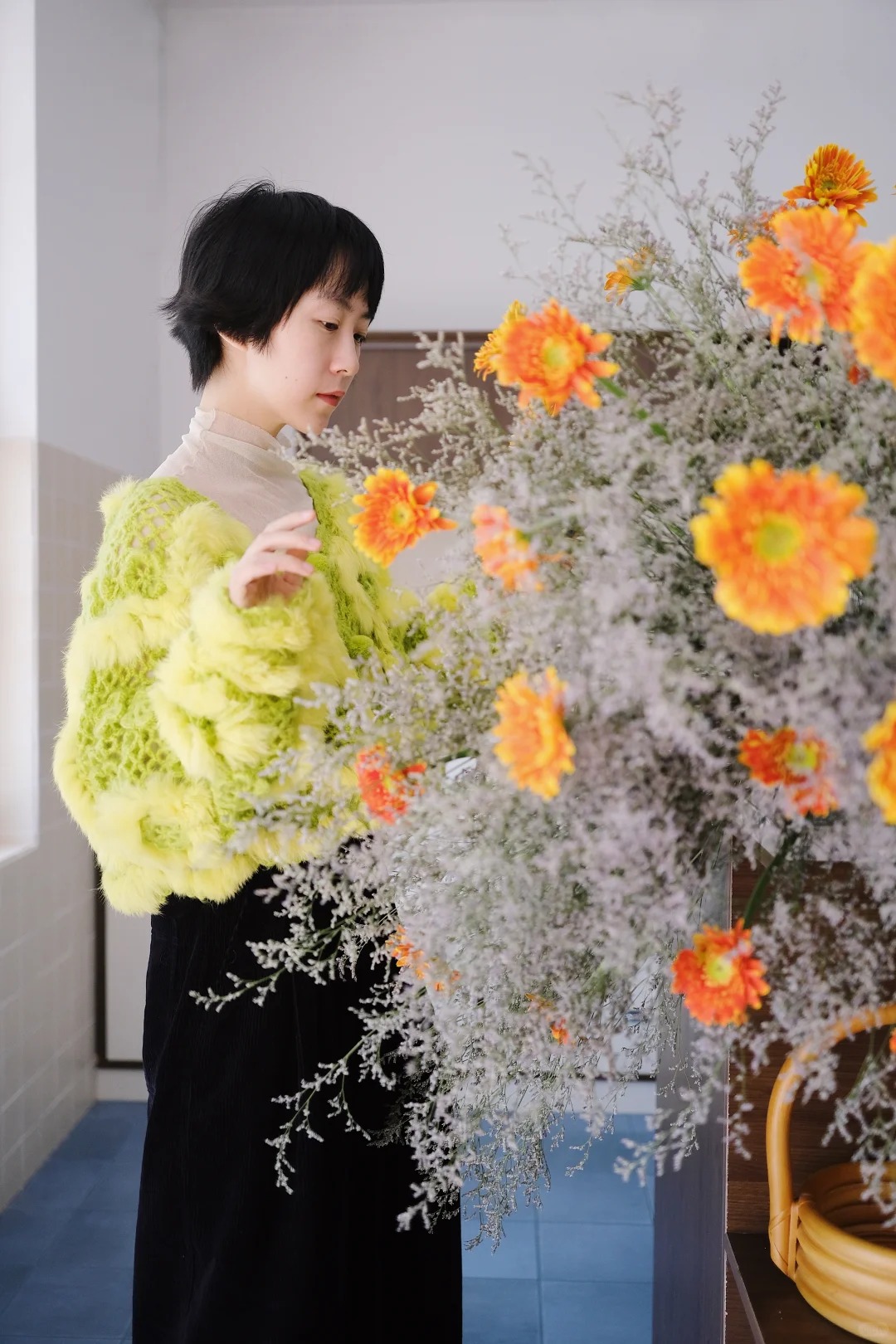 Tết này đừng chỉ cắm thược dược, thử ngay bình đồng tiền "mix" trái cây đỏ rực: Vừa đẹp lạ vừa hút tài lộc, khách đến chơi nhà ai cũng khen khéo- Ảnh 4.