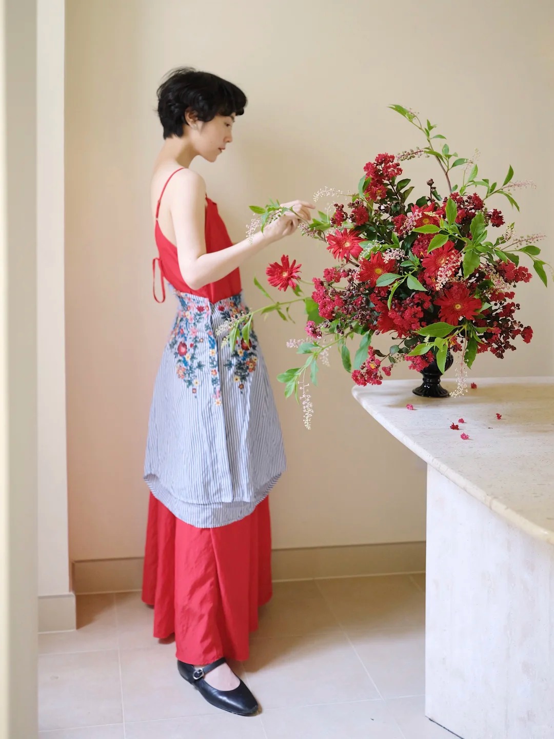 Tết này đừng chỉ cắm thược dược, thử ngay bình đồng tiền "mix" trái cây đỏ rực: Vừa đẹp lạ vừa hút tài lộc, khách đến chơi nhà ai cũng khen khéo- Ảnh 7.