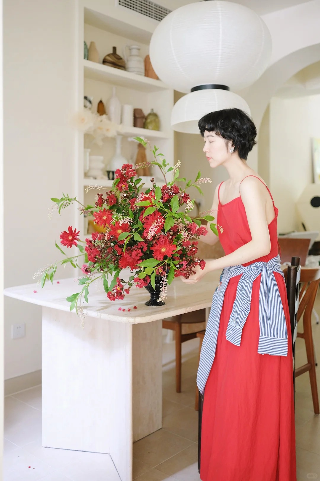 Tết này đừng chỉ cắm thược dược, thử ngay bình đồng tiền "mix" trái cây đỏ rực: Vừa đẹp lạ vừa hút tài lộc, khách đến chơi nhà ai cũng khen khéo- Ảnh 6.