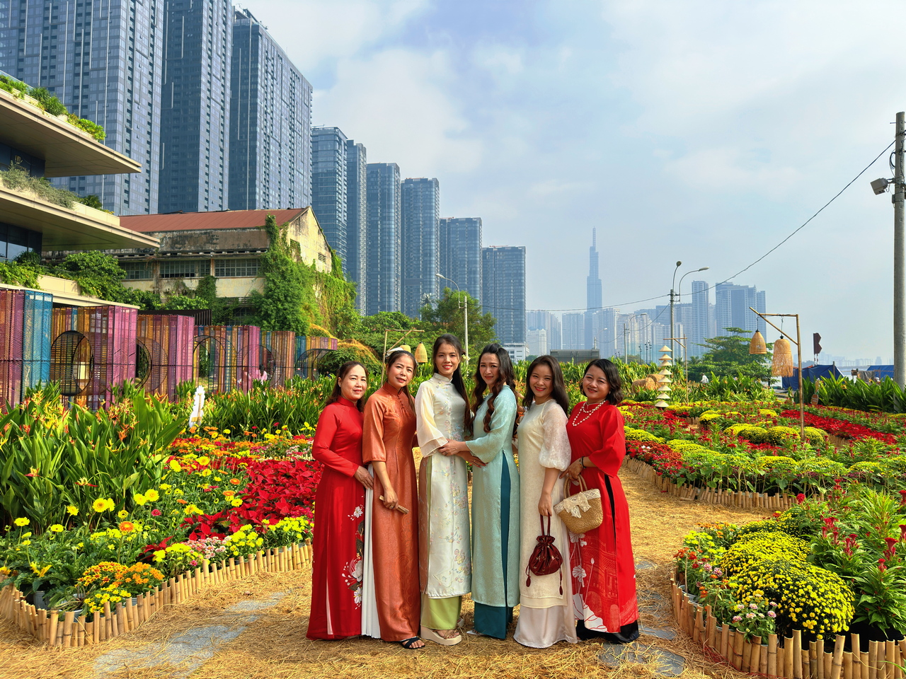 Những điểm check-in "ngàn hoa" hút khách ở TP Hồ Chí Minh- Ảnh 3. Những điểm check-in "ngàn hoa" hút khách ở TP Hồ Chí Minh- Ảnh 3.