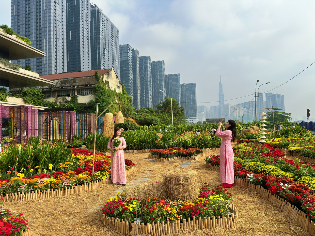 Những điểm check-in "ngàn hoa" hút khách ở TP Hồ Chí Minh- Ảnh 4. Những điểm check-in "ngàn hoa" hút khách ở TP Hồ Chí Minh- Ảnh 4.