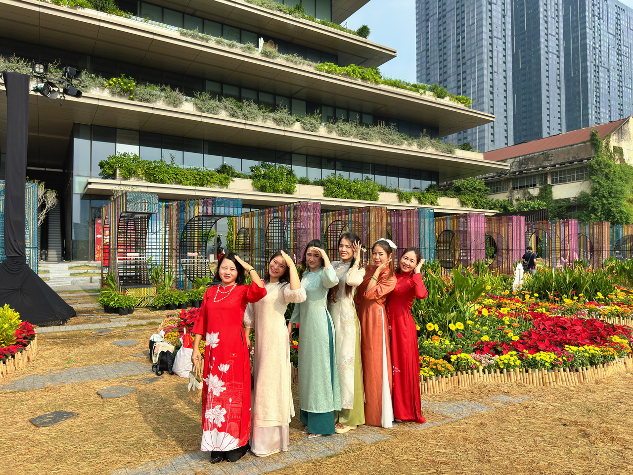 Những điểm check-in "ngàn hoa" hút khách ở TP Hồ Chí Minh- Ảnh 2. Những điểm check-in "ngàn hoa" hút khách ở TP Hồ Chí Minh- Ảnh 2.