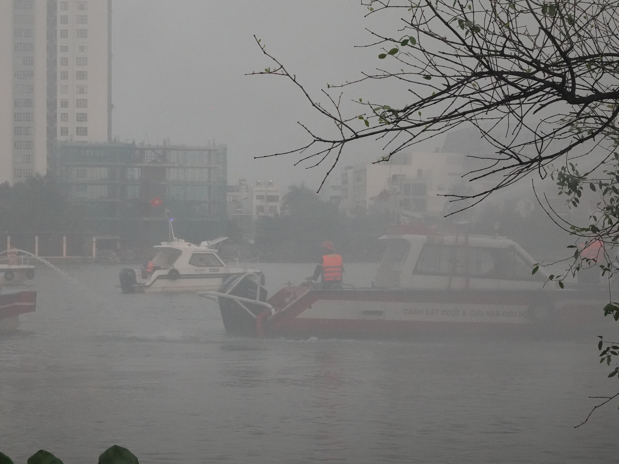 Du thuyền trên sông Sài Gòn bốc cháy, khói bốc cao hàng chục mét- Ảnh 9.