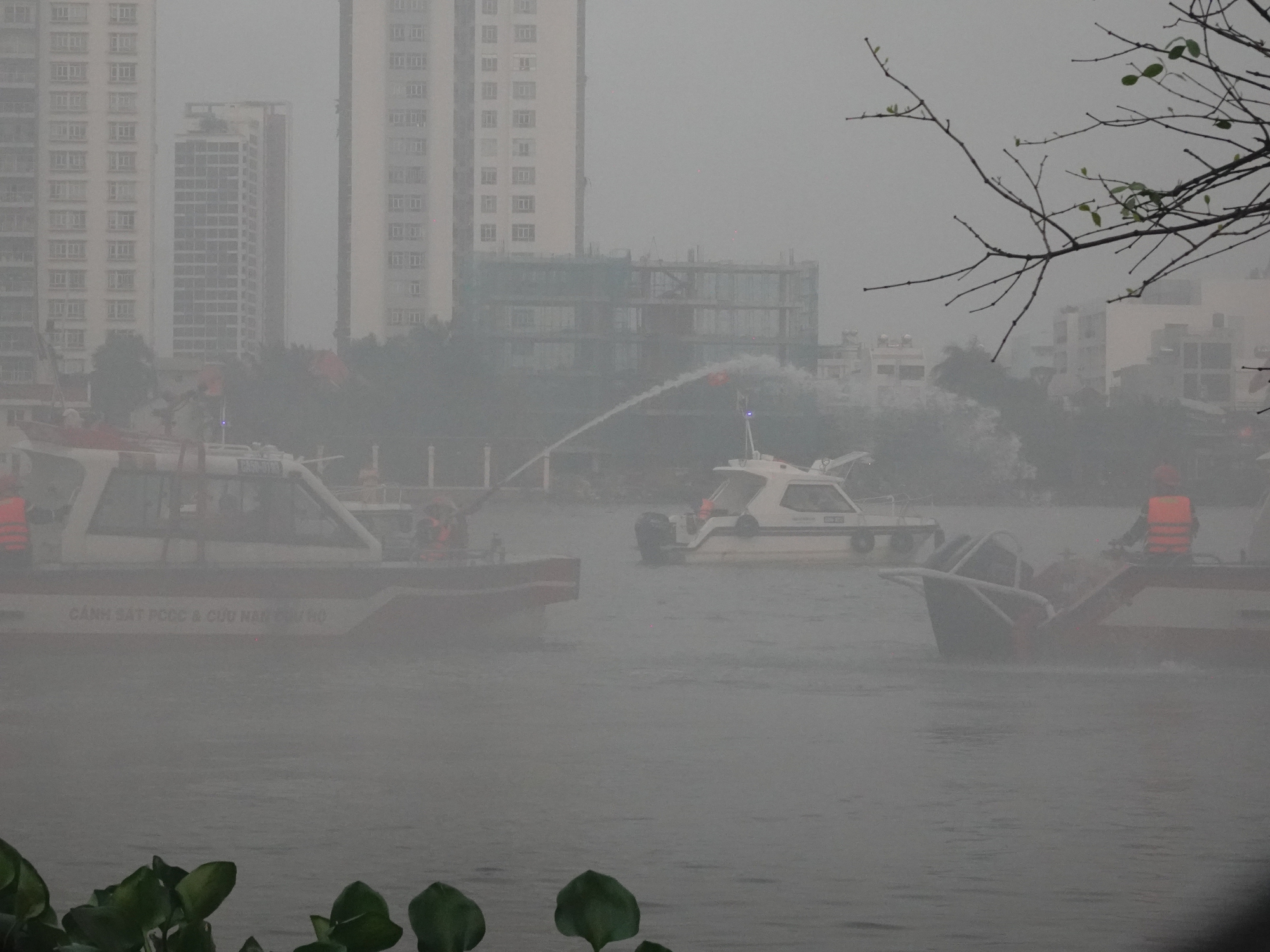 Du thuyền trên sông Sài Gòn bốc cháy, khói bốc cao hàng chục mét- Ảnh 8.