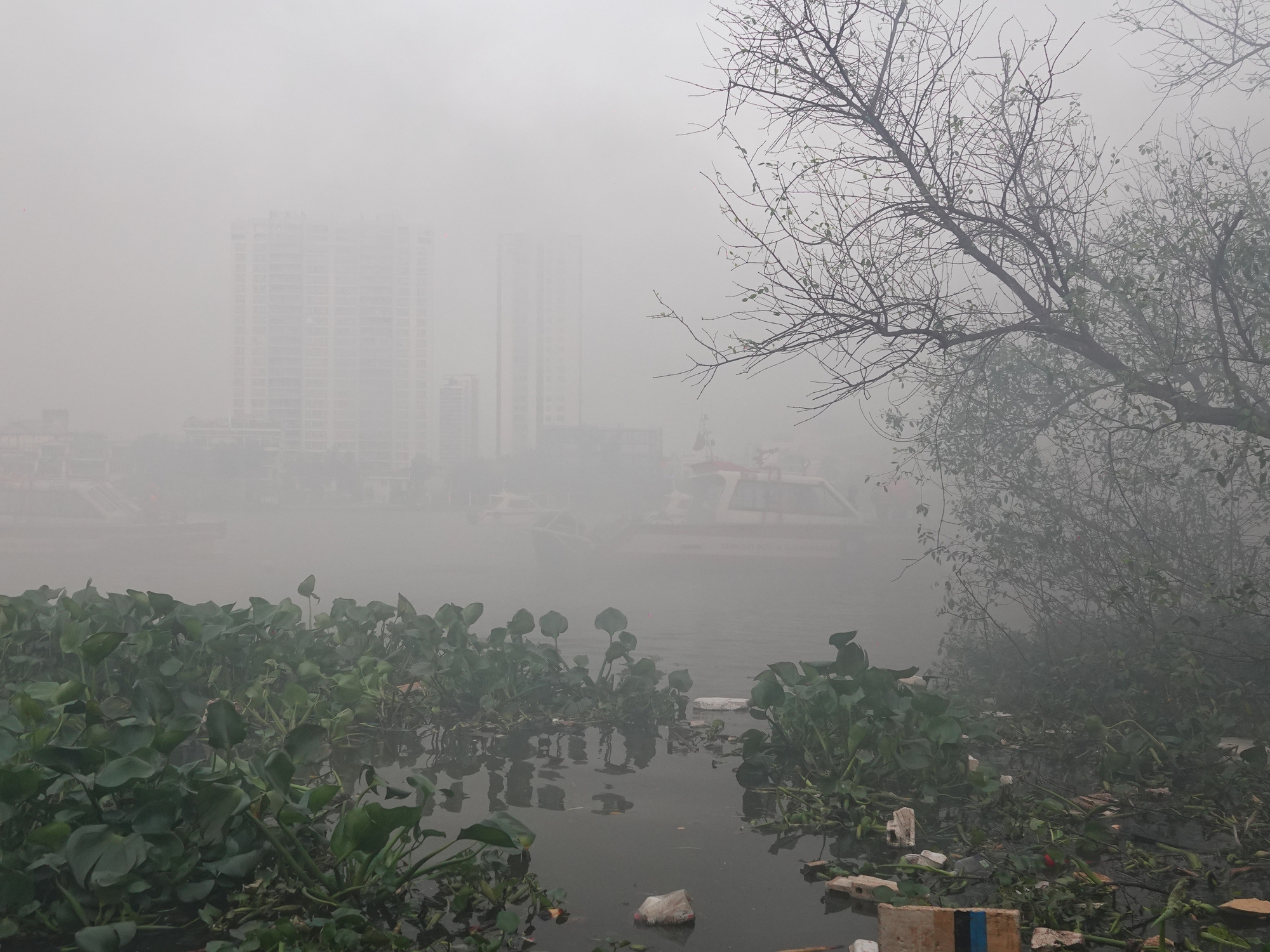 Du thuyền trên sông Sài Gòn bốc cháy, khói bốc cao hàng chục mét- Ảnh 7.