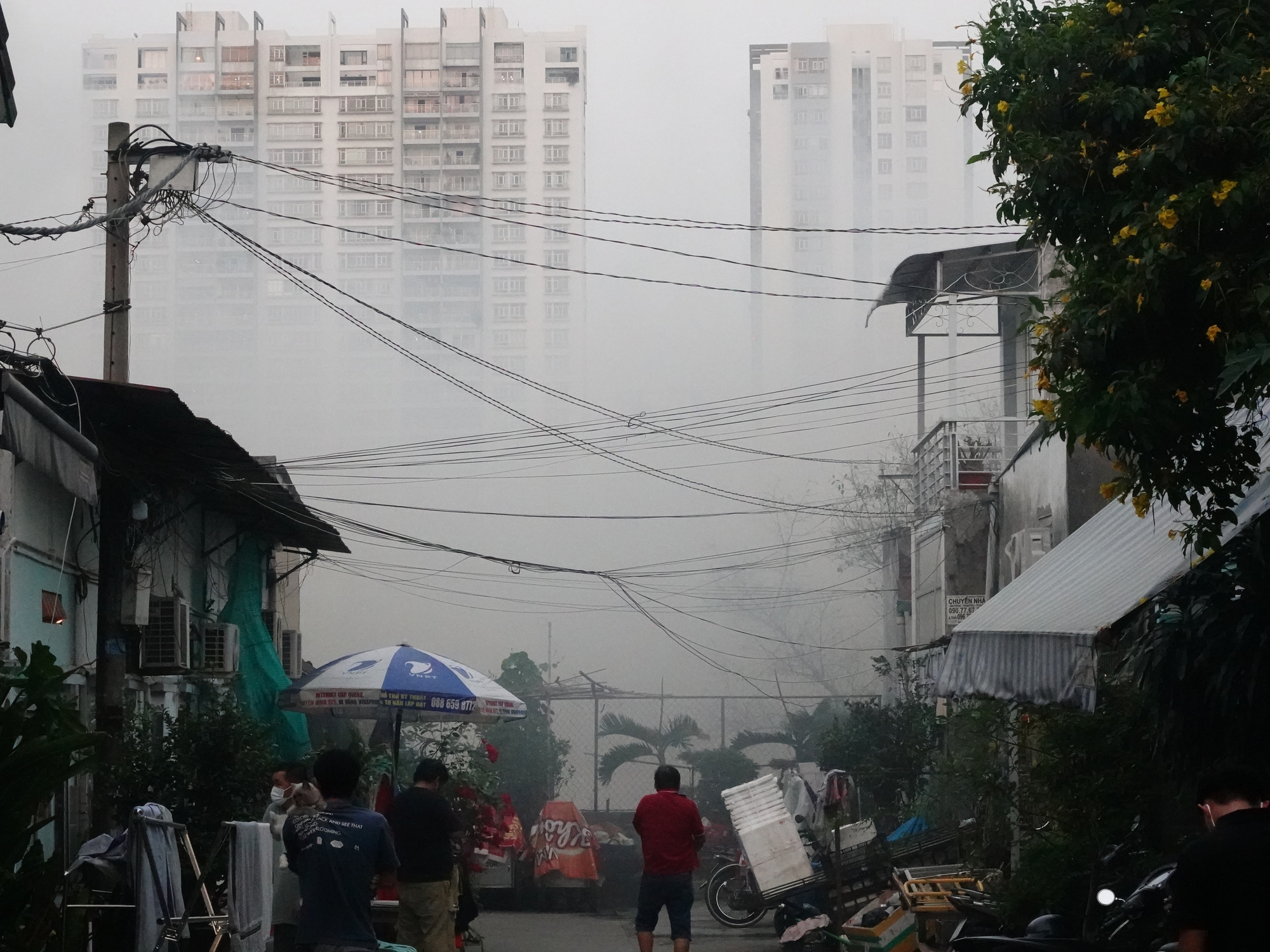 Du thuyền trên sông Sài Gòn bốc cháy, khói bốc cao hàng chục mét- Ảnh 6.