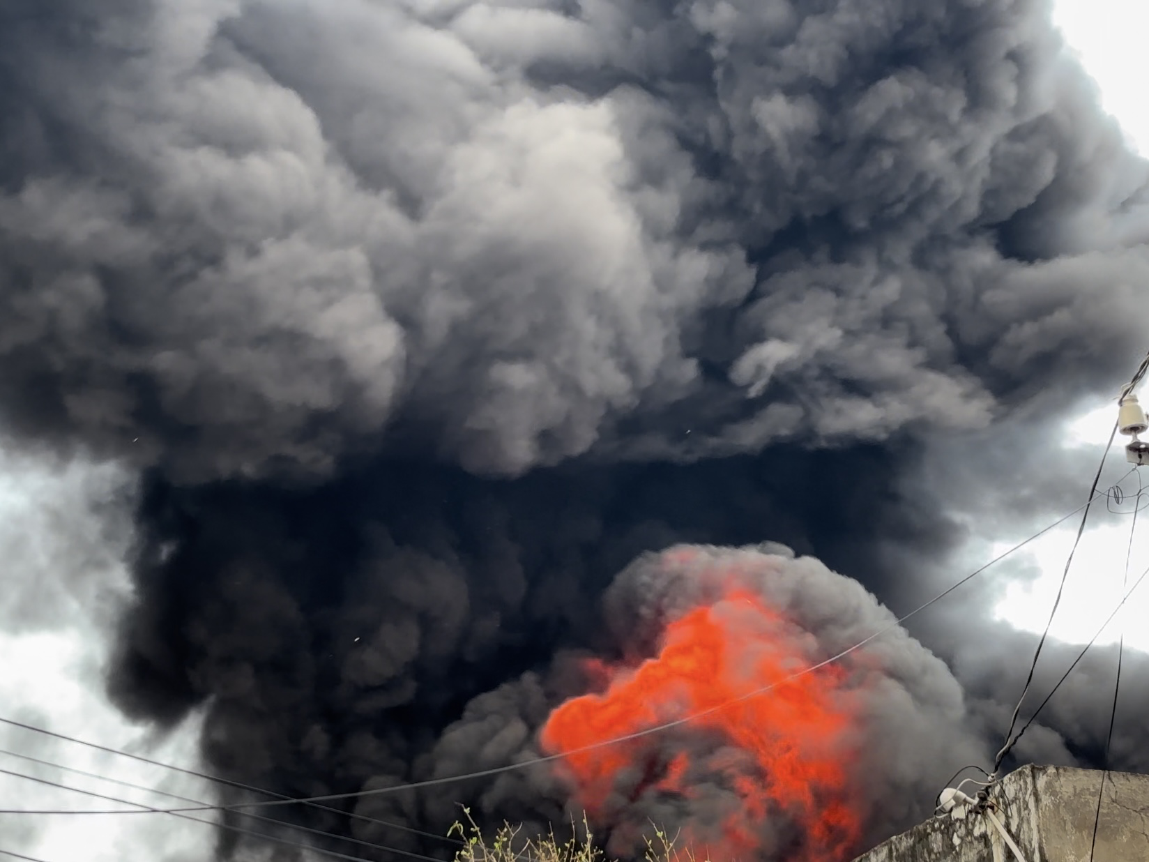 Du thuyền trên sông Sài Gòn bốc cháy, khói bốc cao hàng chục mét- Ảnh 3.