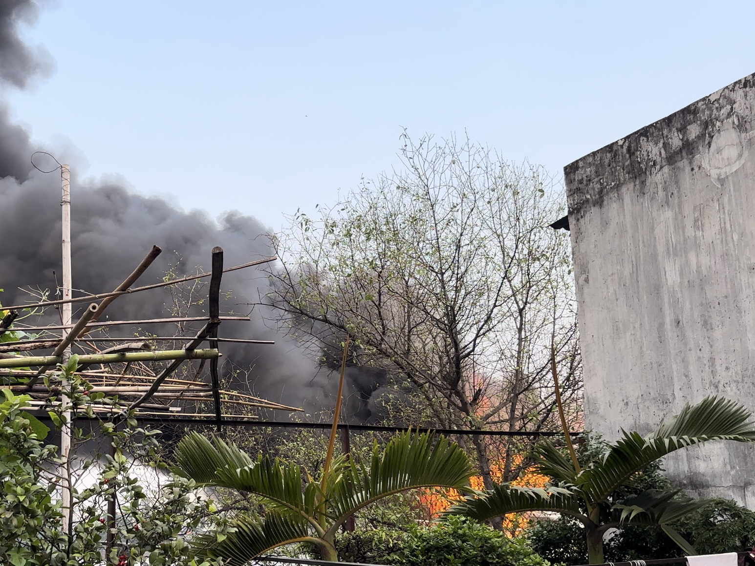 Du thuyền trên sông Sài Gòn bốc cháy, khói bốc cao hàng chục mét- Ảnh 4.