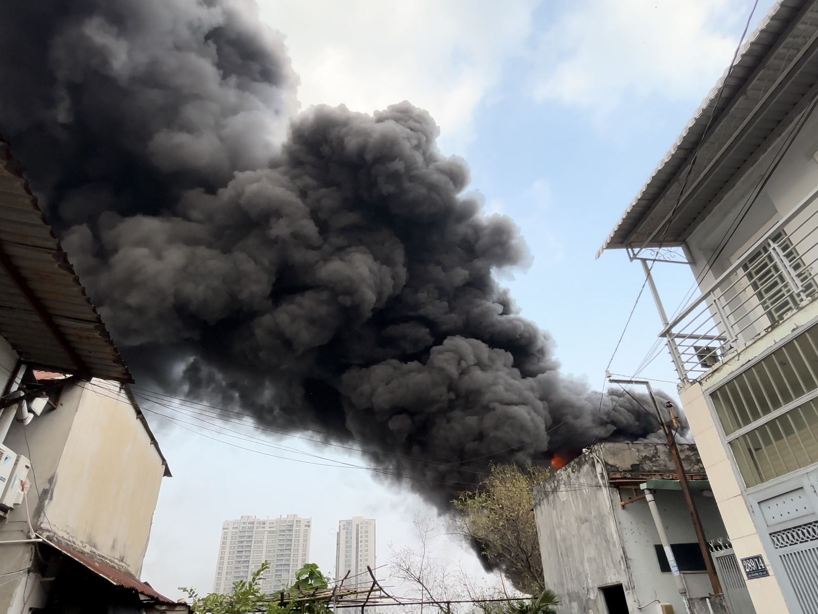 Du thuyền trên sông Sài Gòn bốc cháy, khói bốc cao hàng chục mét- Ảnh 5.