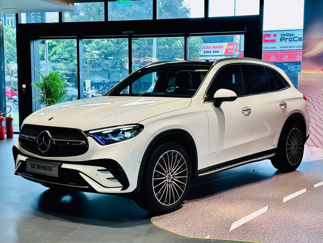 Mercedes-Benz tung ưu đãi đầu năm mới - tổng giá trị cao nhất là 68 triệu đồng, miễn phí bảo dưỡng 2 năm- Ảnh 2.