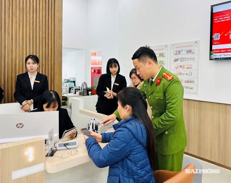 STK Techcombank của người phụ nữ SN 1979 nhận 1 tỷ đồng từ tài khoản không xác định: Công an khẩn trương phối hợp với ngân hàng xác minh- Ảnh 1.