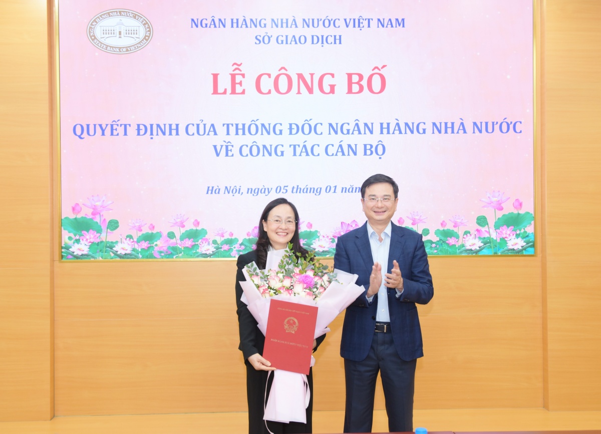 Thống đốc Nguyễn Thị Hồng bổ nhiệm Cục trưởng Cục Quản lý, giám sát tổ chức tín dụng và Phó Giám đốc Sở Giao dịch NHNN - Ảnh 2.