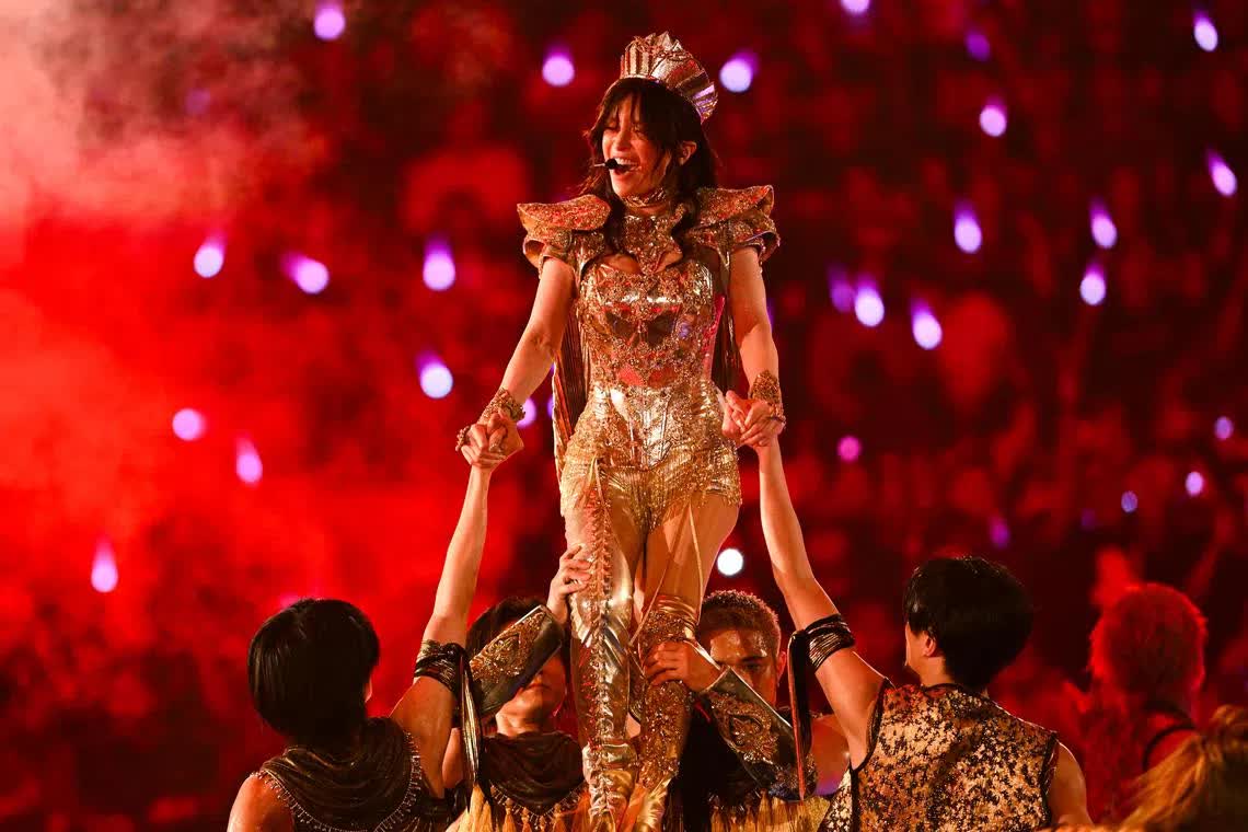 Ca sĩ giàu nhất châu Á: Tài sản chục nghìn tỷ, đi hát khắp nơi với đôi tai không nghe thấy gì- Ảnh 6.