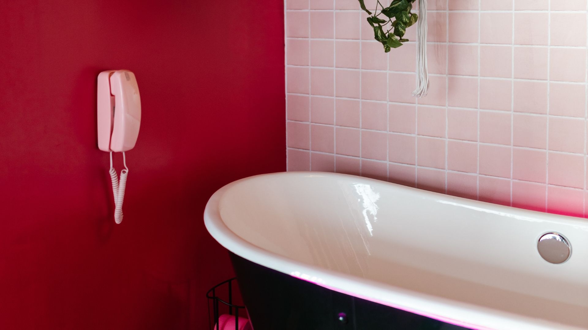 Hơn 90% khách lưu trú không biết hết công dụng thật sự của chiếc điện thoại gắn trong nhà vệ sinh khách sạn- Ảnh 3.