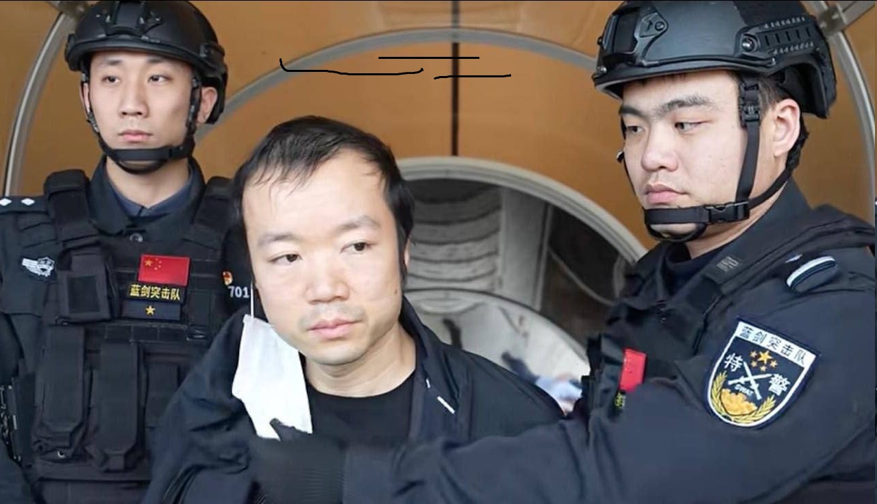 Hình ảnh đầu tiên của Trần Chí sau khi bị bắt- Ảnh 1.