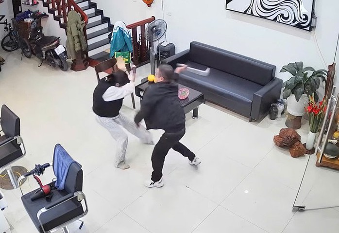 Hé lộ nguyên nhân chồng dùng dao truy sát vợ, con gái tại quán cắt tóc- Ảnh 2.