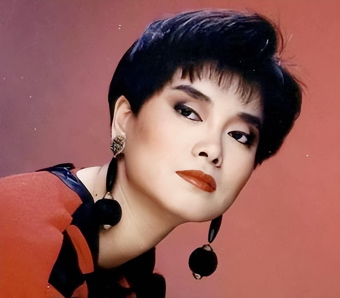 Nữ diva dại dột từ bỏ tài sản gần 100.000 tỷ đồng của chồng quá cố, 2 năm sau mọi chuyện mới vỡ lẽ- Ảnh 2. Nữ diva dại dột từ bỏ tài sản gần 100.000 tỷ đồng của chồng quá cố, 2 năm sau mọi chuyện mới vỡ lẽ- Ảnh 2.