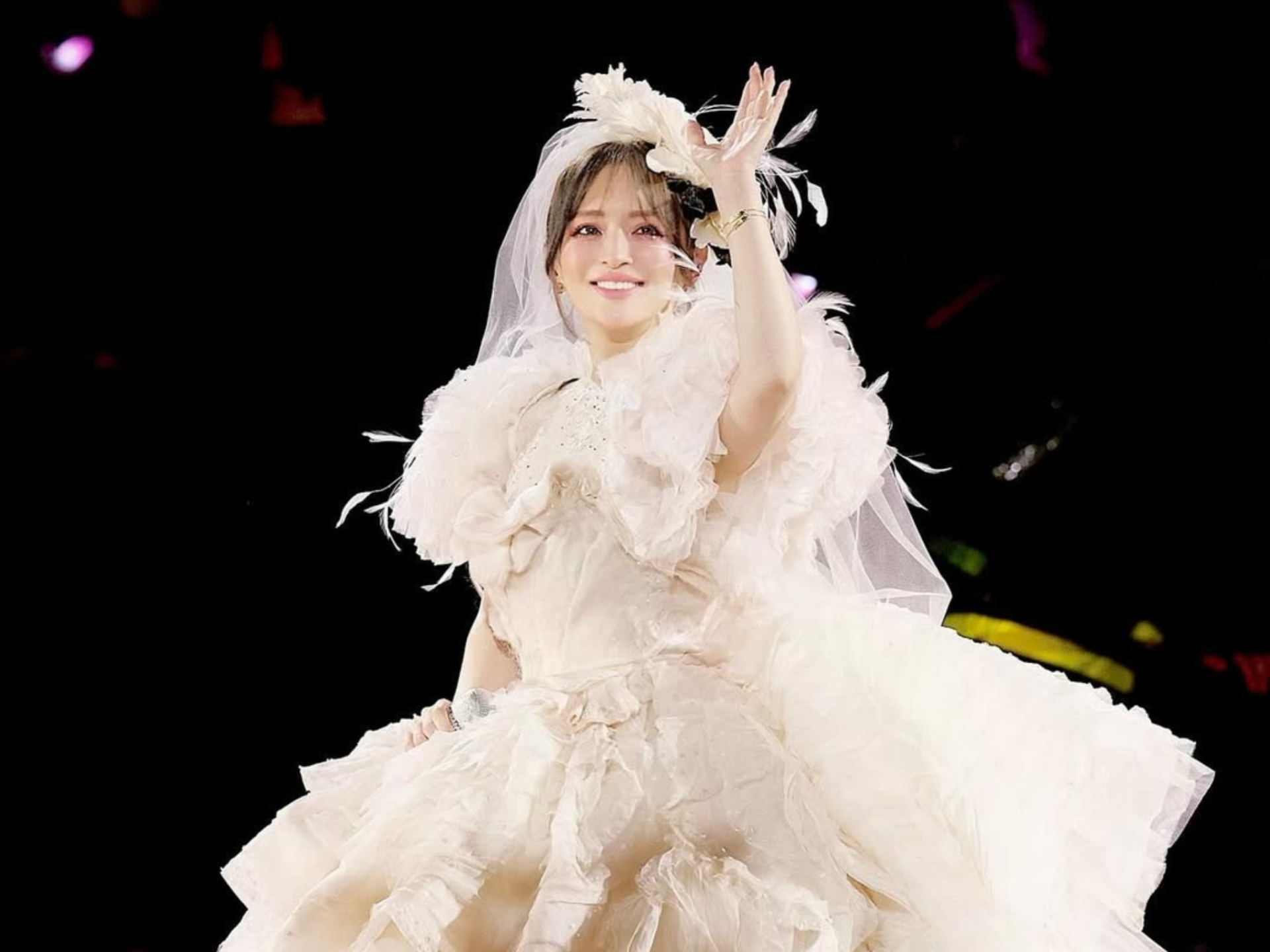 Ca sĩ giàu nhất châu Á: Tài sản chục nghìn tỷ, đi hát khắp nơi với đôi tai không nghe thấy gì- Ảnh 4.