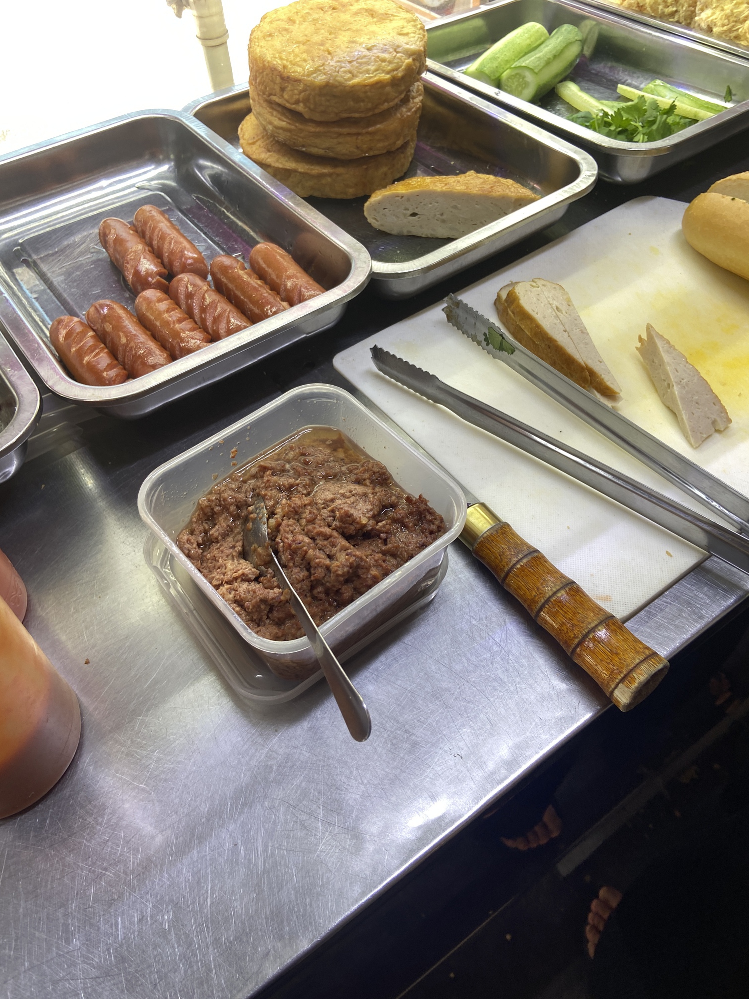 Vụ 120 tấn thịt heo bệnh tuồn vào Đồ hộp Hạ Long: Nhiều quán Pate Cột Đèn vỉa hè "dính đạn lạc", hàng loạt khách hàng hoang mang lo lắng- Ảnh 3.