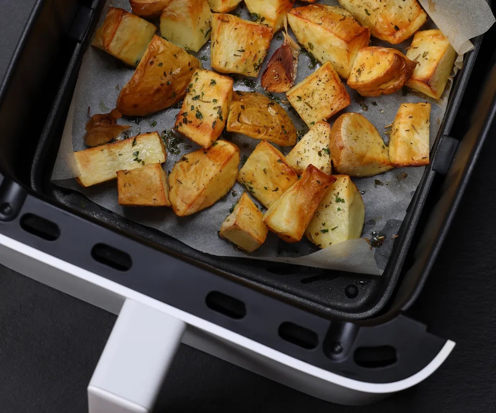 7 lỗi kinh điển khi dùng nồi chiên không dầu: Đồ ăn mất ngon, tiềm ẩn cả mối họa với sức khỏe- Ảnh 3.