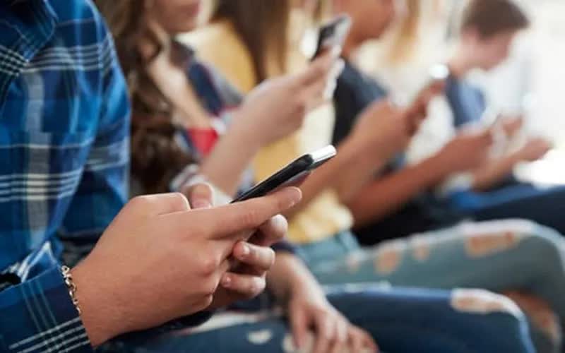 Ba Lan chuẩn bị cấm trẻ em dưới 16 tuổi sử dụng mạng xã hội - Ảnh 1.