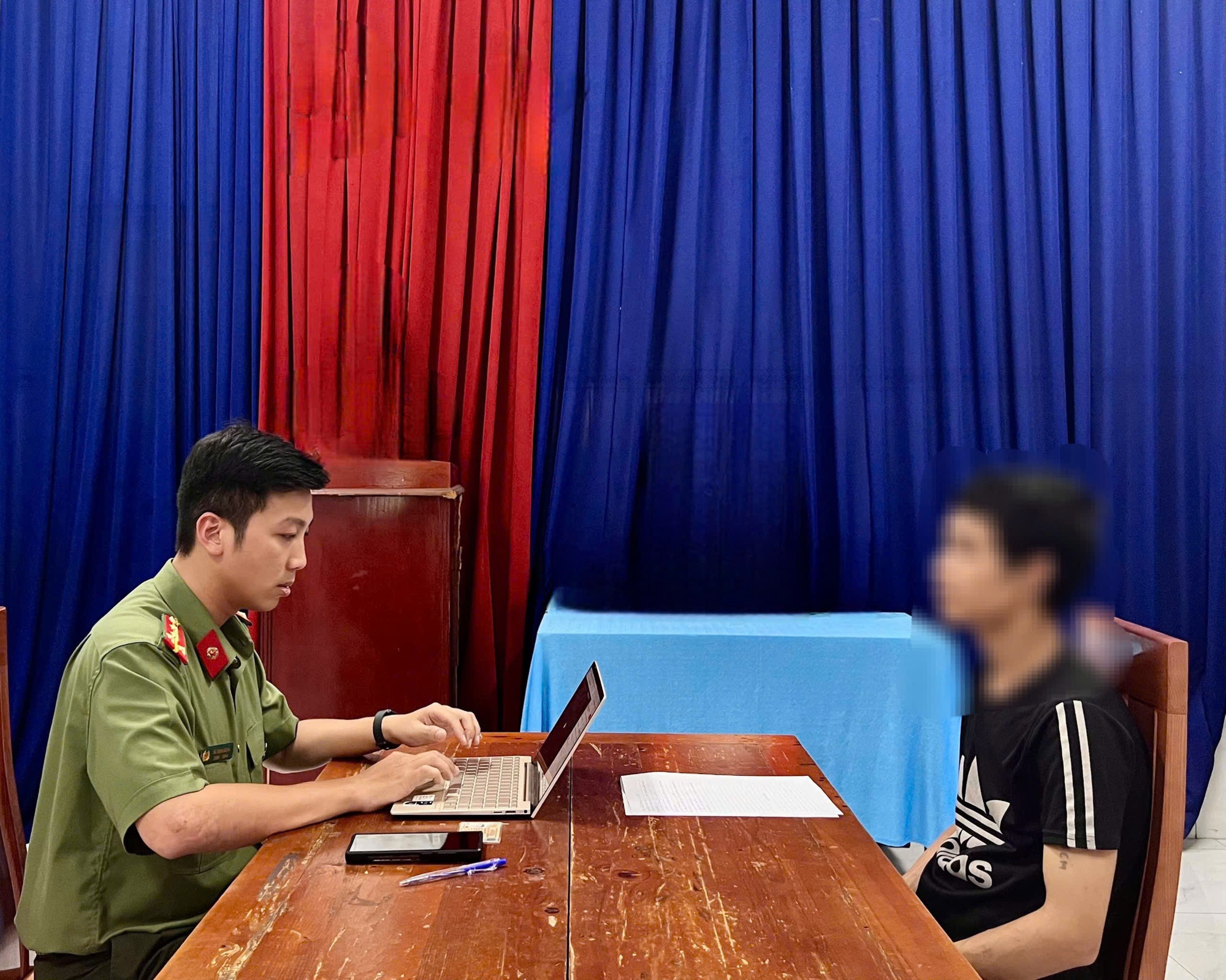 Công an TPHCM triệu tập 2 người chia sẻ thông tin "bắt MC Quyền Linh" - Ảnh 2.