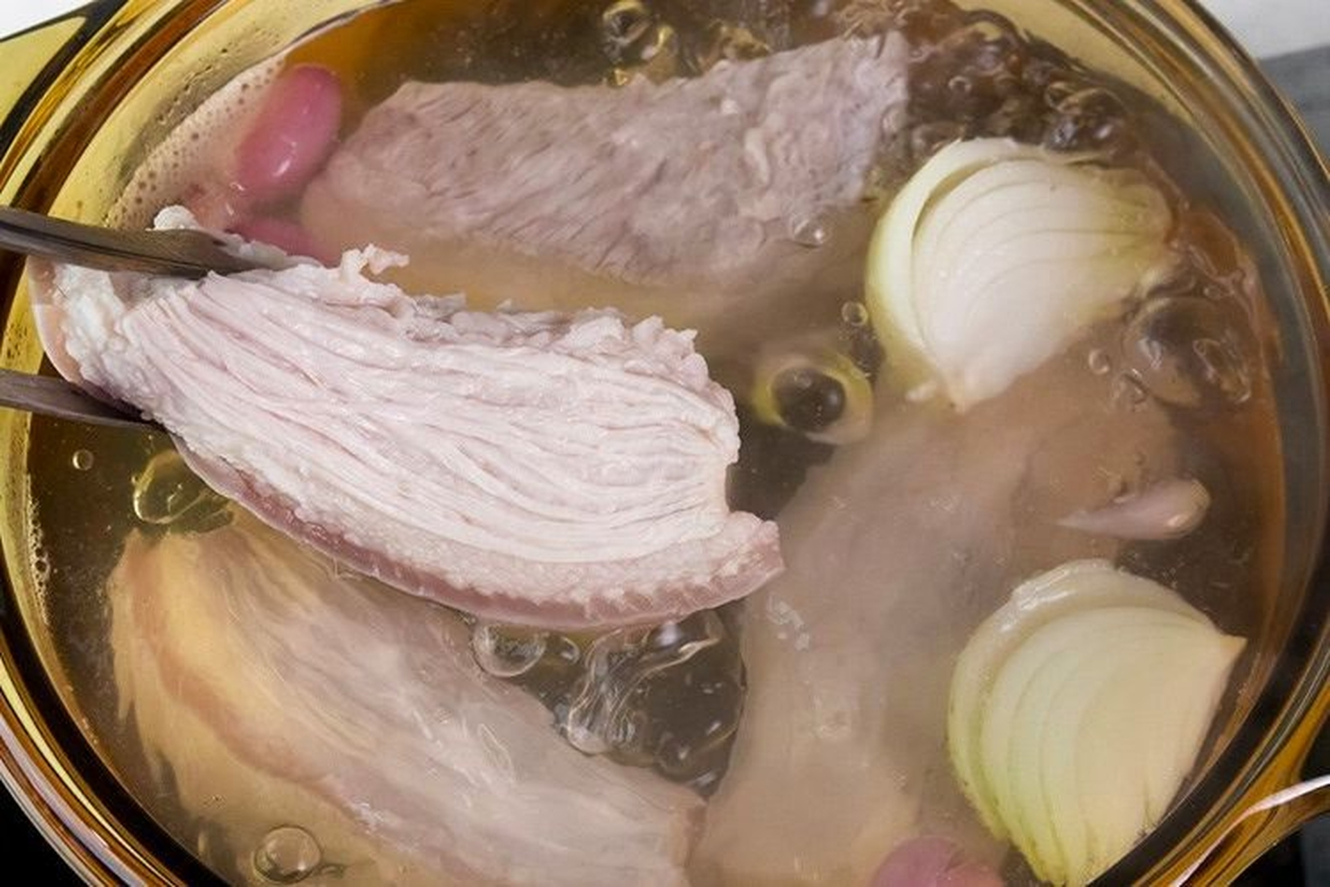 Luộc thịt nên thả nước lạnh hay đợi nước sôi? Chuyên gia giải đáp khiến nhiều người lập tức thay đổi suy nghĩ - Ảnh 1.