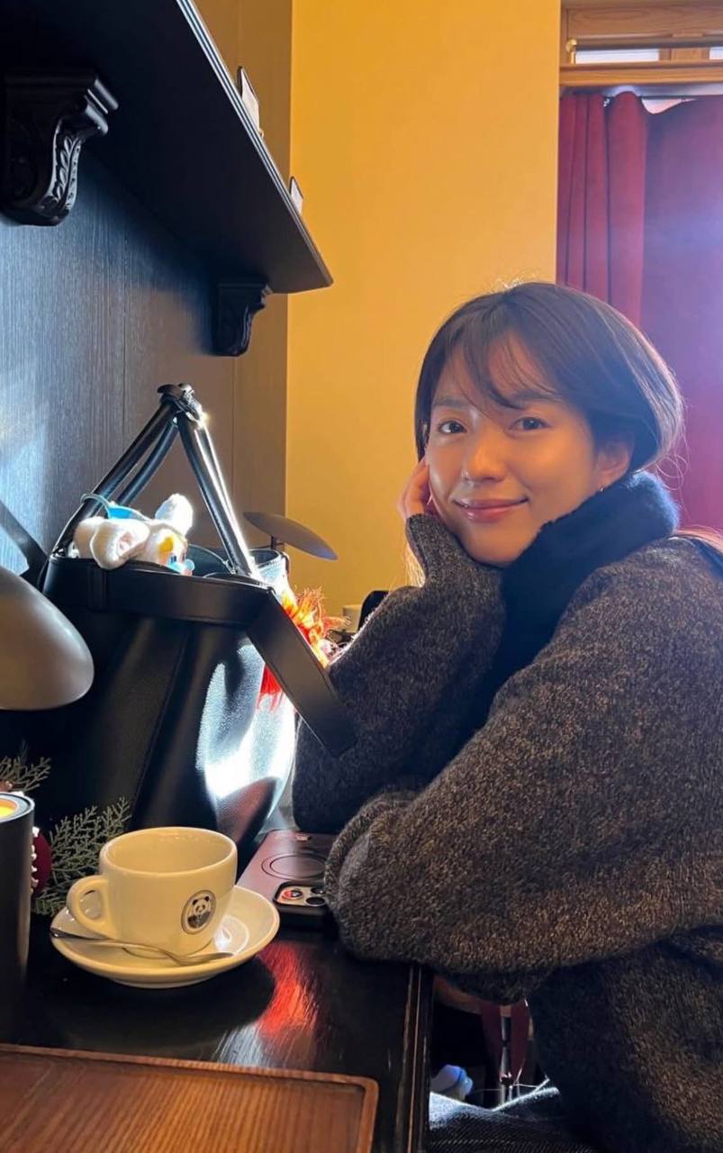 Minh tinh 39 tuổi đăng ảnh cận cam thường: Biết ngắm làn da không tuổi hay bộ nhẫn vài trăm triệu đây?- Ảnh 3.