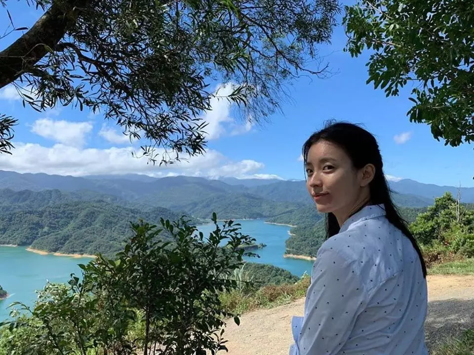 Minh tinh 39 tuổi đăng ảnh cận cam thường: Biết ngắm làn da không tuổi hay bộ nhẫn vài trăm triệu đây?- Ảnh 6.