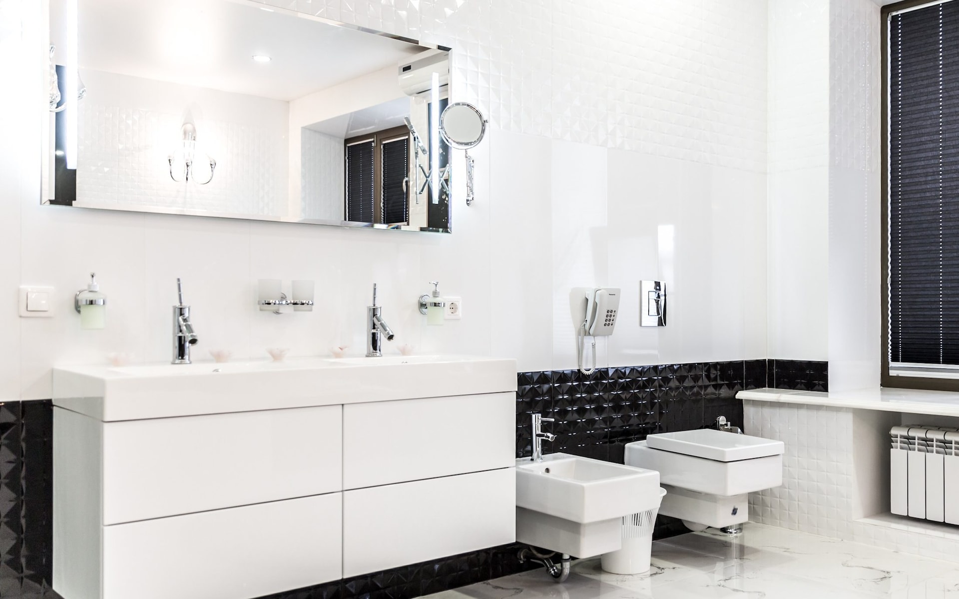 Hơn 90% khách lưu trú không biết hết công dụng thật sự của chiếc điện thoại gắn trong nhà vệ sinh khách sạn- Ảnh 1.