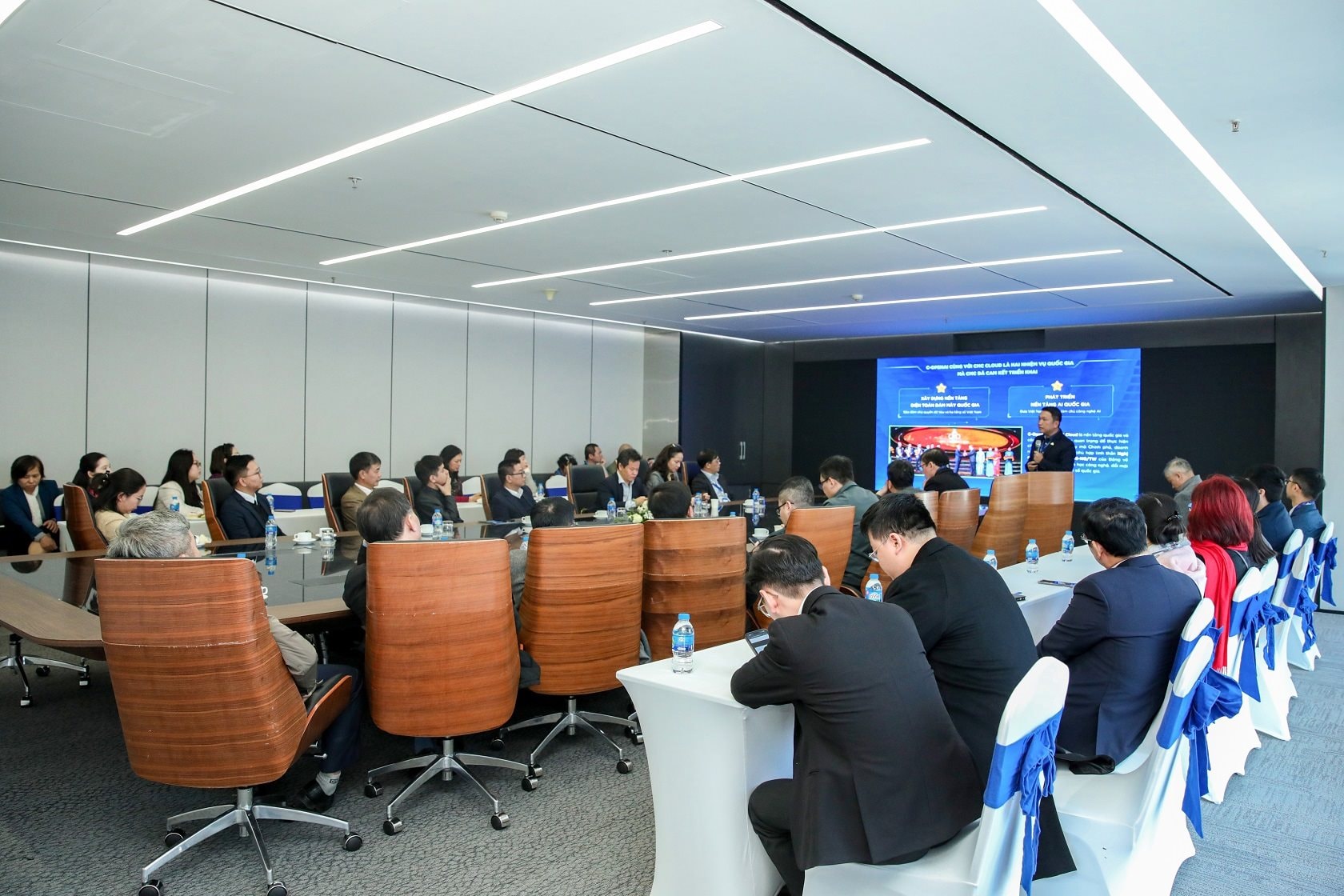 Văn phòng Chính phủ tập huấn về trí tuệ nhân tạo, kỳ vọng sớm đưa AI vào công việc- Ảnh 1.