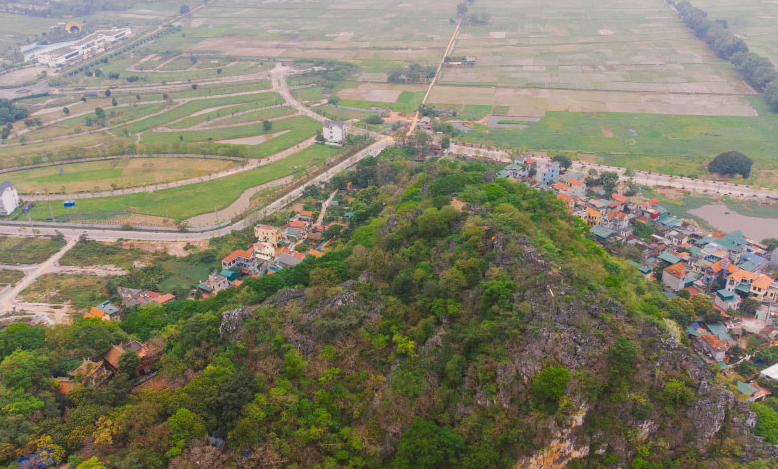 Ngọn núi ngay ở Hà Nội cao chỉ hơn 100m: Cách trung tâm 20km, thuộc quần thể Di tích quốc gia đặc biệt - Ảnh 1.
