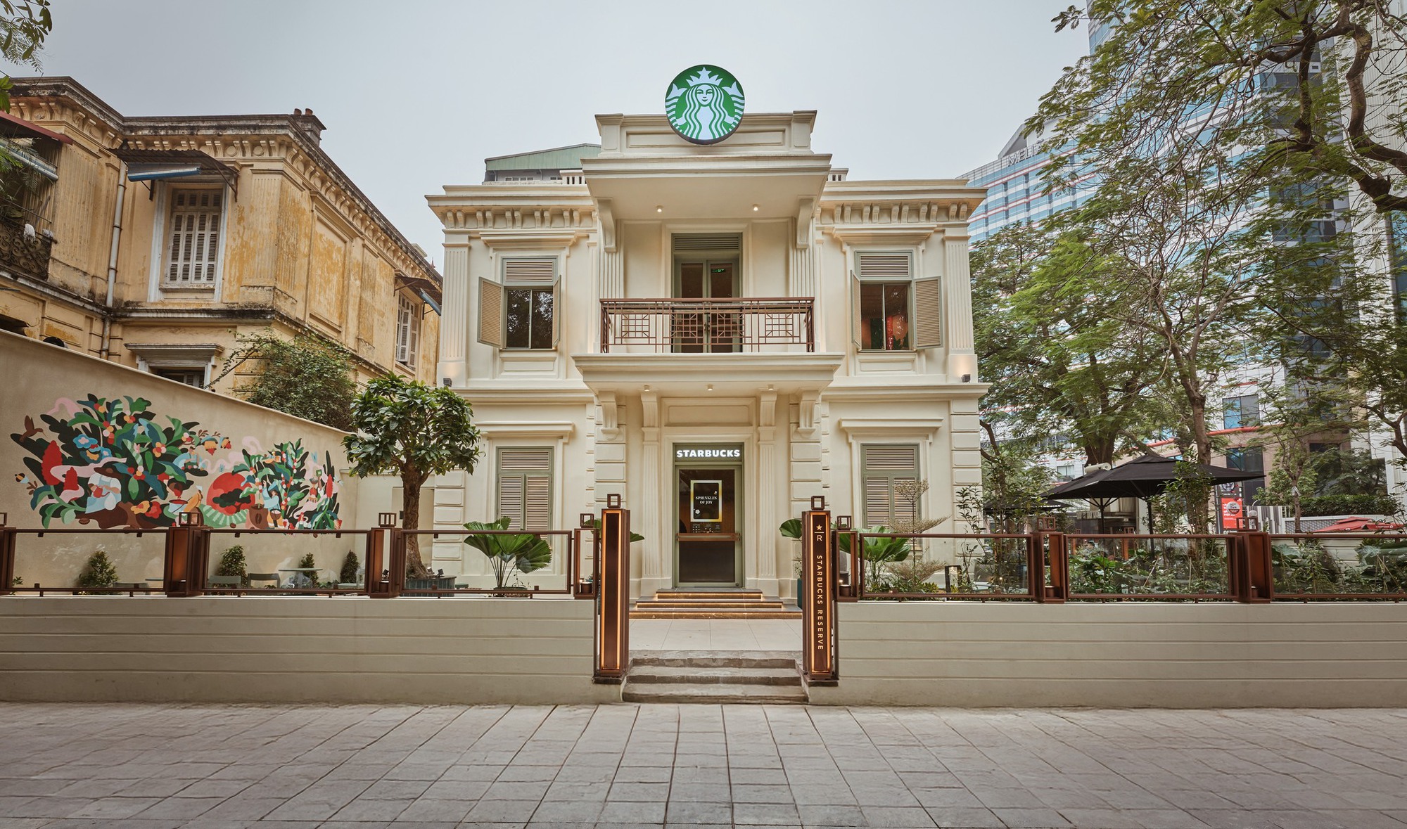 Starbucks "ôm" loạt vị trí vàng tỷ đồng - ván cược mặt bằng tại Việt Nam - Ảnh 1.