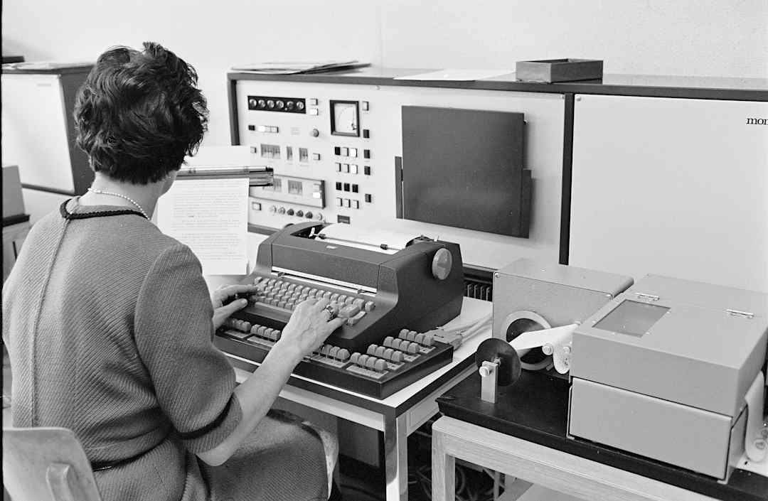 Nghịch lý Weizenbaum: Tại sao cha đẻ của chatbot đầu tiên lại dành cả đời để cảnh báo về "đứa con" của mình? - Ảnh 1.