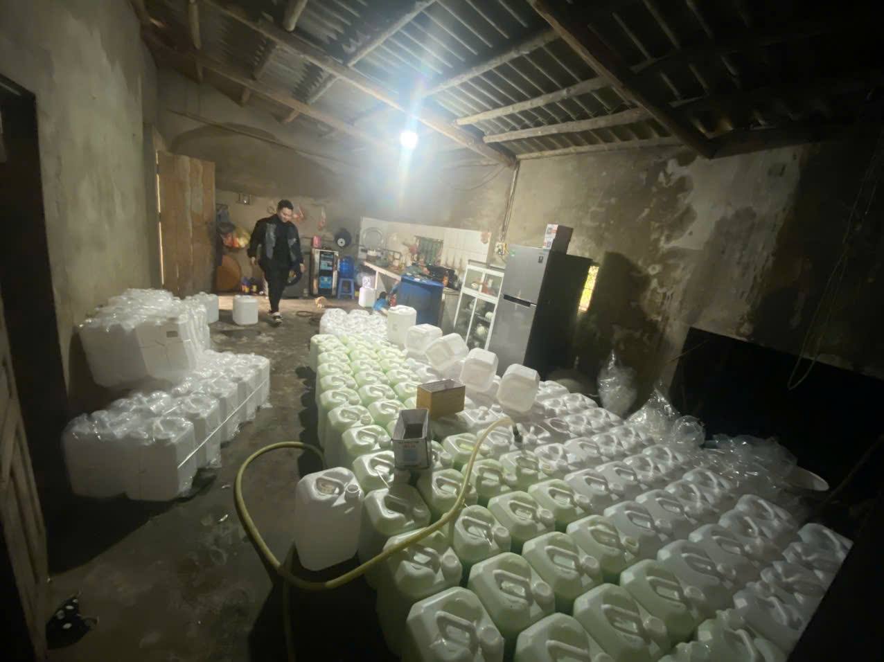 Sau vụ pate Cột Đèn Hải Phòng của công ty cổ phần Đồ hộp Hạ Long, cơ quan chức năng tiếp tục phát hiện và thu giữ lô hàng thực phẩm không hóa đơn chứng từ - Ảnh 4.