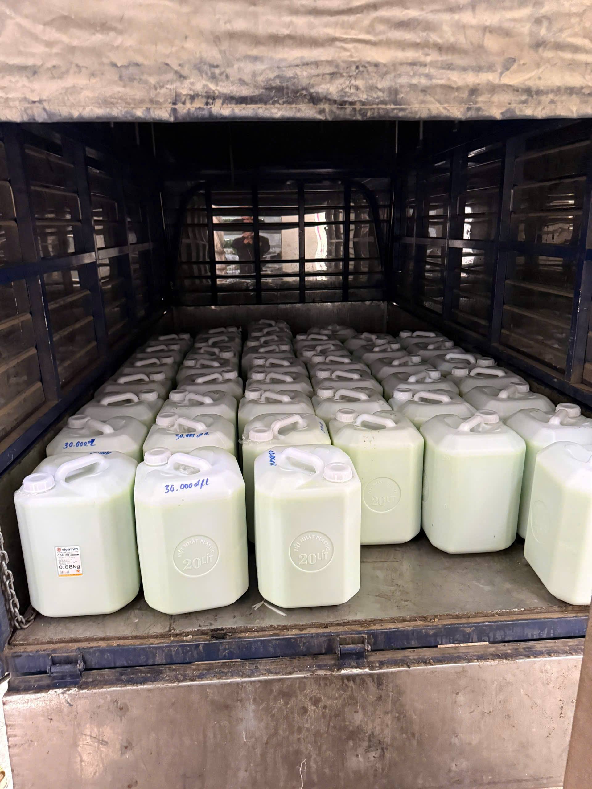 Sau vụ pate Cột Đèn Hải Phòng của công ty cổ phần Đồ hộp Hạ Long, cơ quan chức năng tiếp tục phát hiện và thu giữ lô hàng thực phẩm không hóa đơn chứng từ - Ảnh 2.